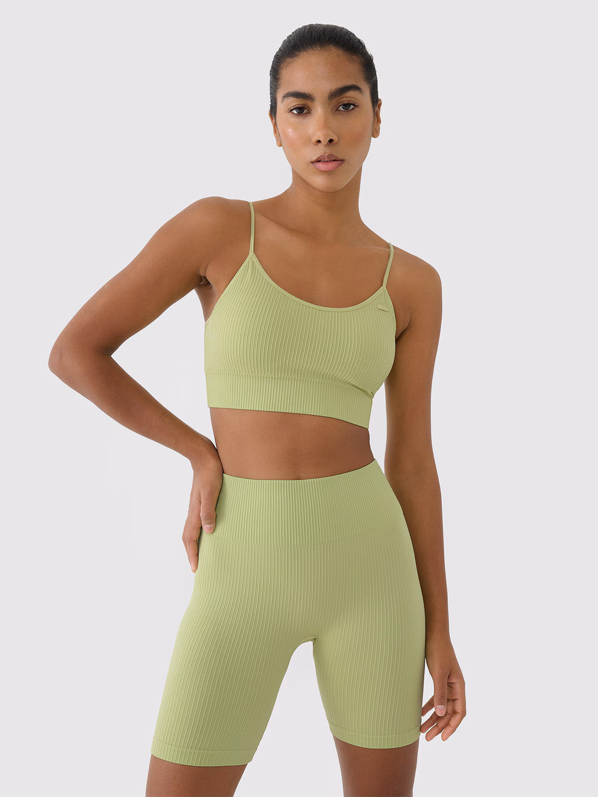 Biustonosz treningowy bezszwowy z niskim wsparciem damski - zielony
