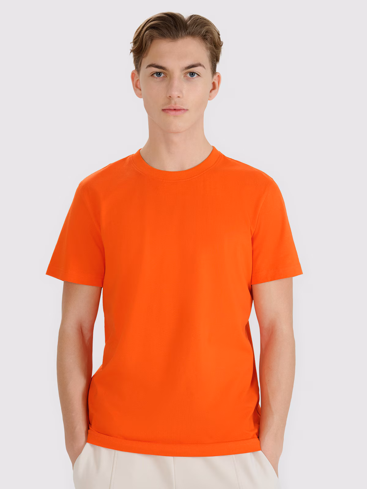 T-shirt regular z nadrukiem męski - beżowy