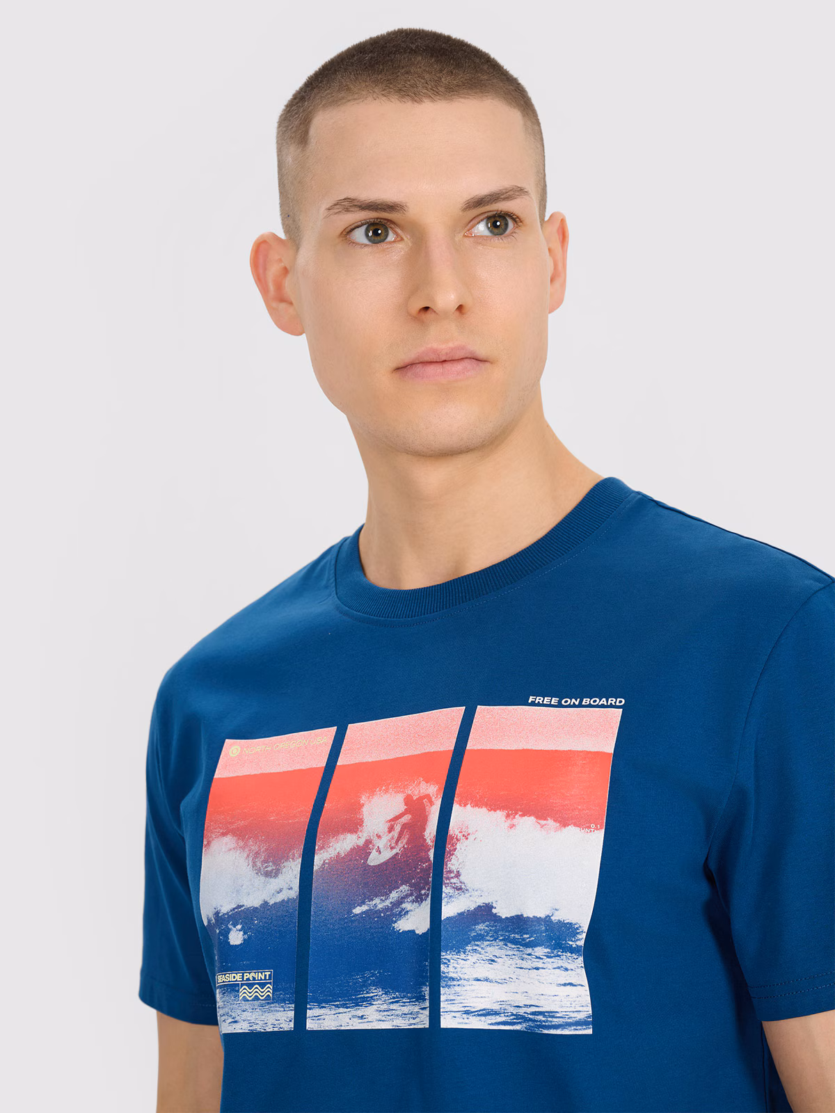 T-shirt regular z nadrukiem męski - turkusowy