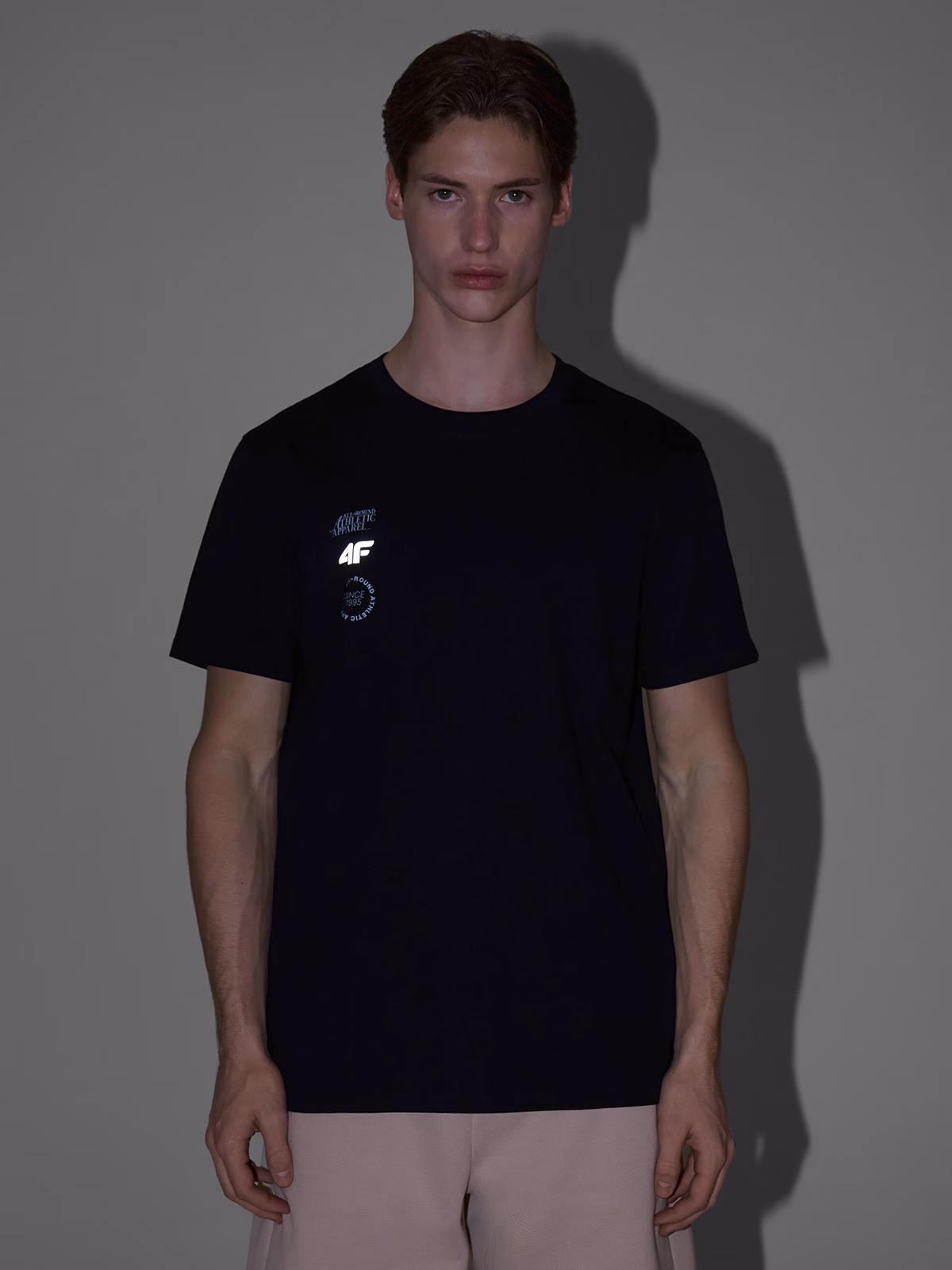 T-shirt regular z nadrukiem męski - granatowy