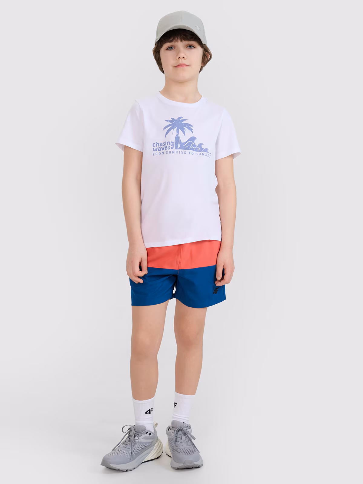 T-shirt regular z nadrukiem chłopięcy - biały