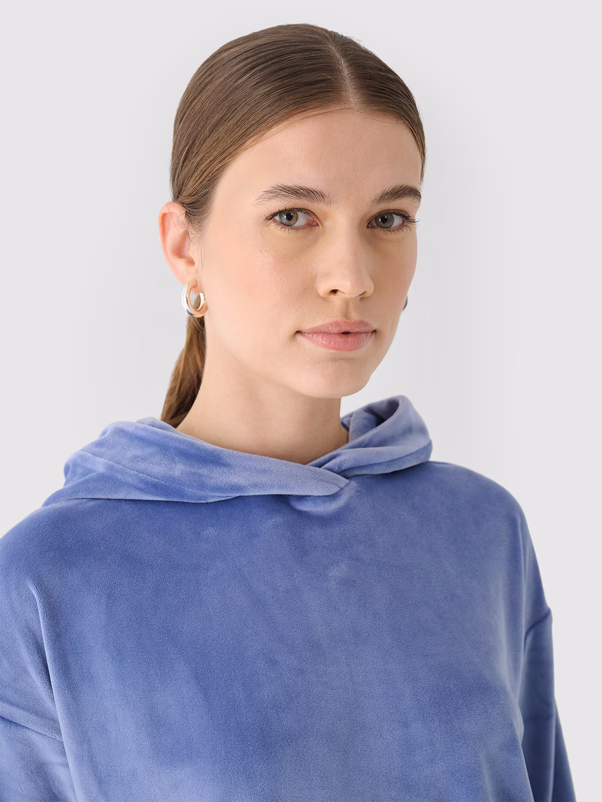 Bluza dresowa z weluru nierozpinana z kapturem damska - beżowa