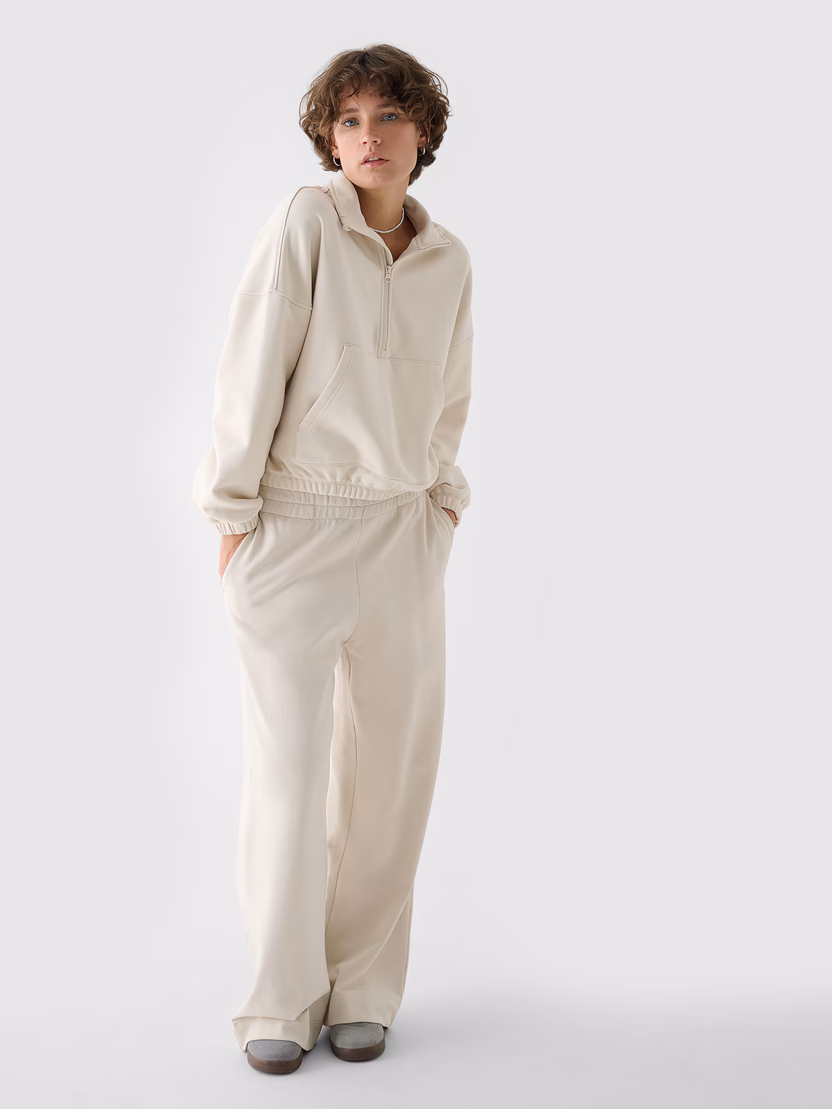 Spodnie dresowe z szerokimi nogawkami damskie - beżowe