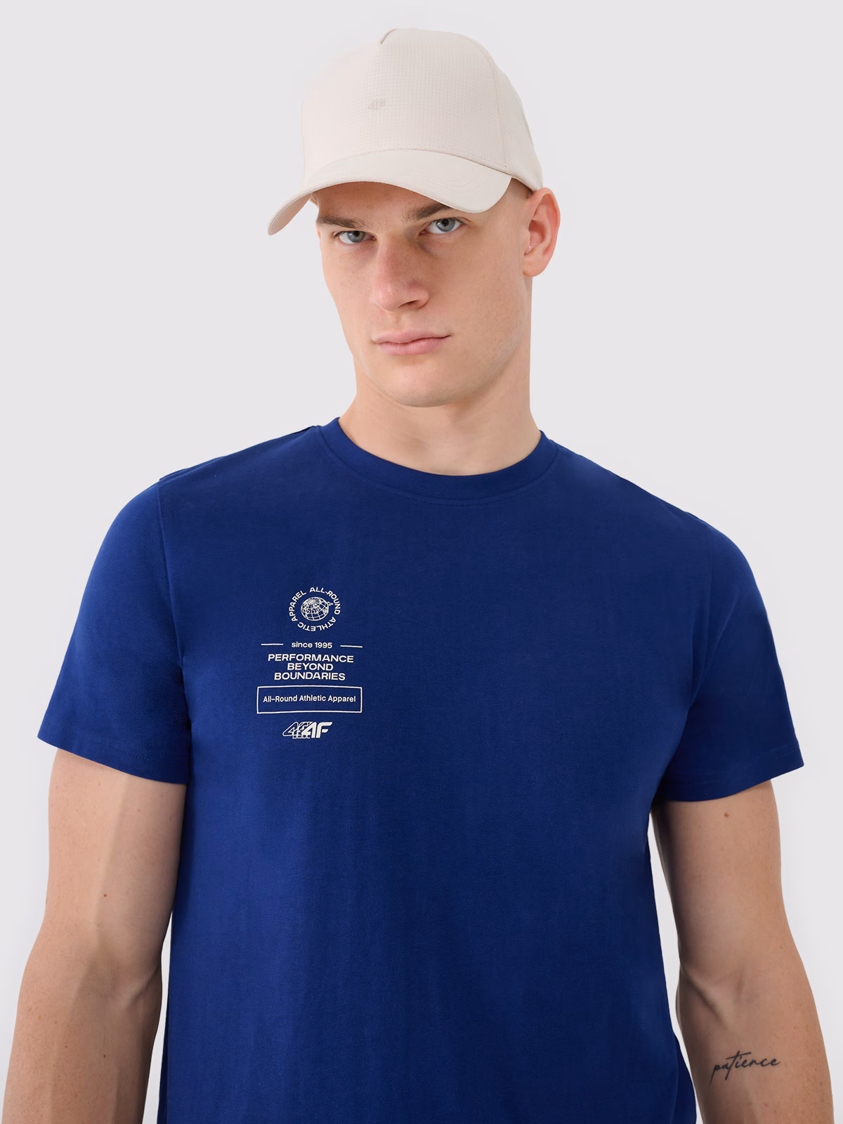 T-shirt regular z nadrukiem męski - beżowy