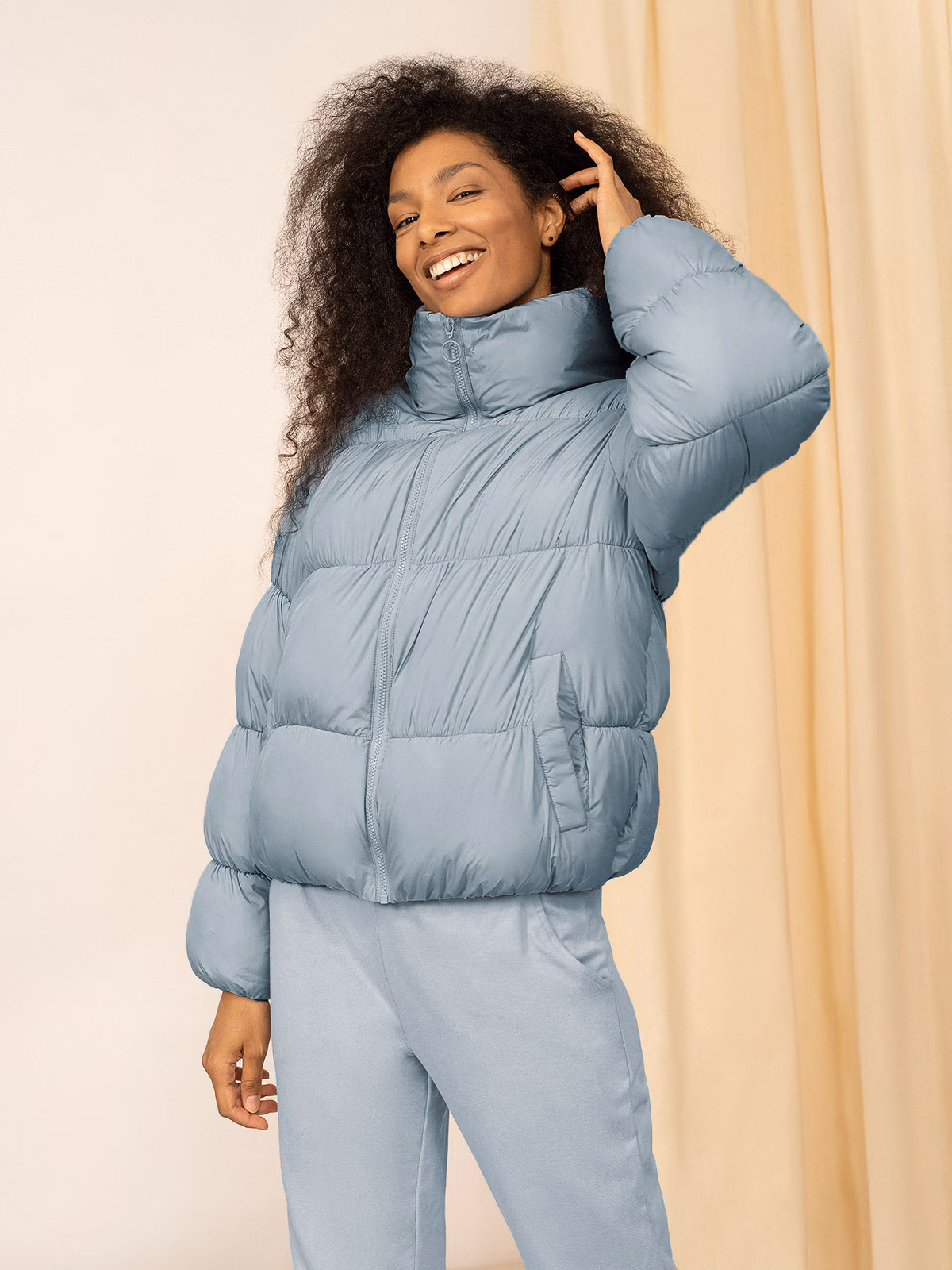 Kurtka puchowa puffer z wypełnieniem syntetycznym damska Outhorn - niebieska