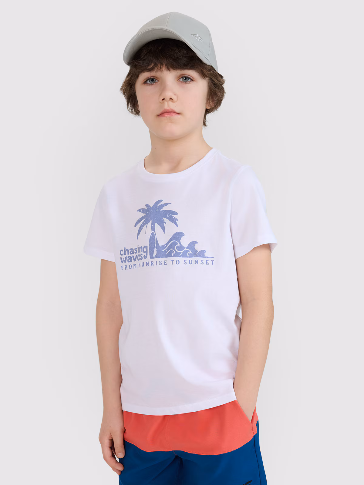 T-shirt regular z nadrukiem chłopięcy - biały