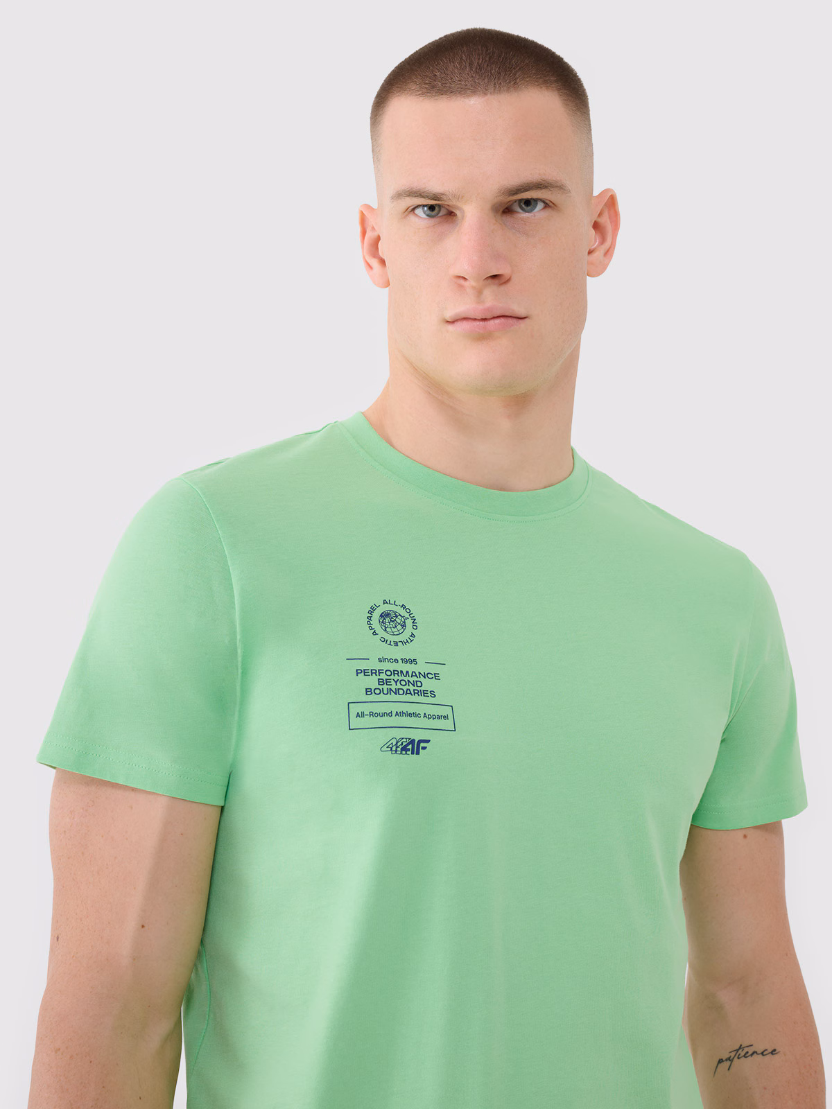 T-shirt regular z nadrukiem męski - beżowy