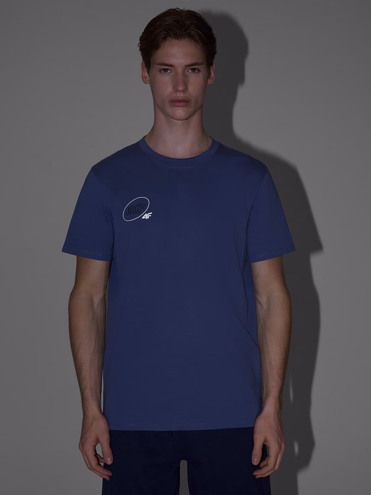 T-shirt regular z nadrukiem męski - granatowy