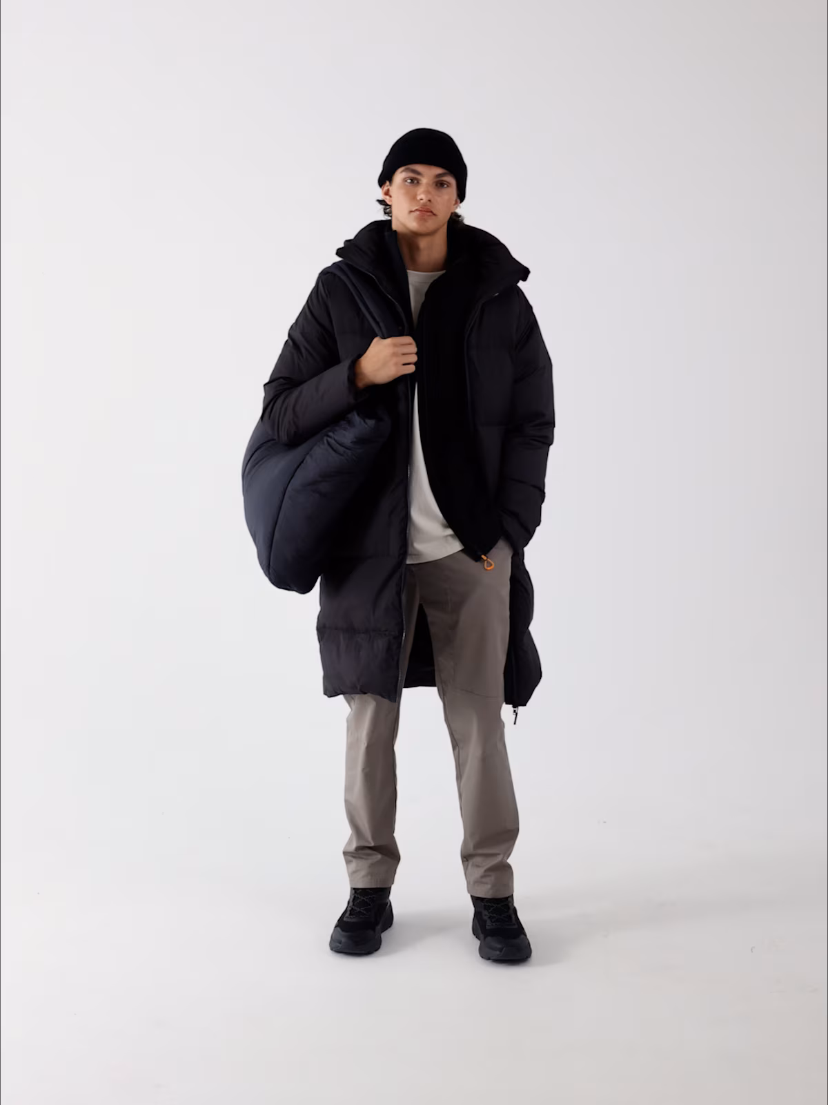 Długi płaszcz puchowy z naturalnym wypełnieniem męski - czarny