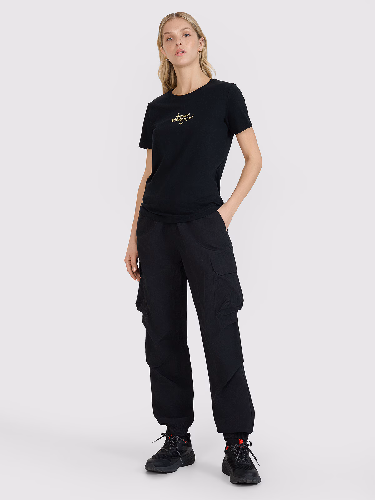 T-shirt regular z nadrukiem damski - czarny