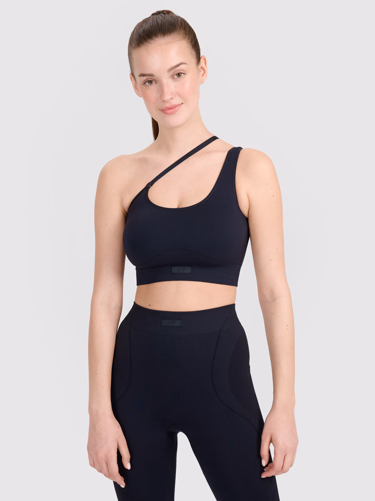 Biustonosz treningowy z asymetrycznym ramiączkiem - czarny