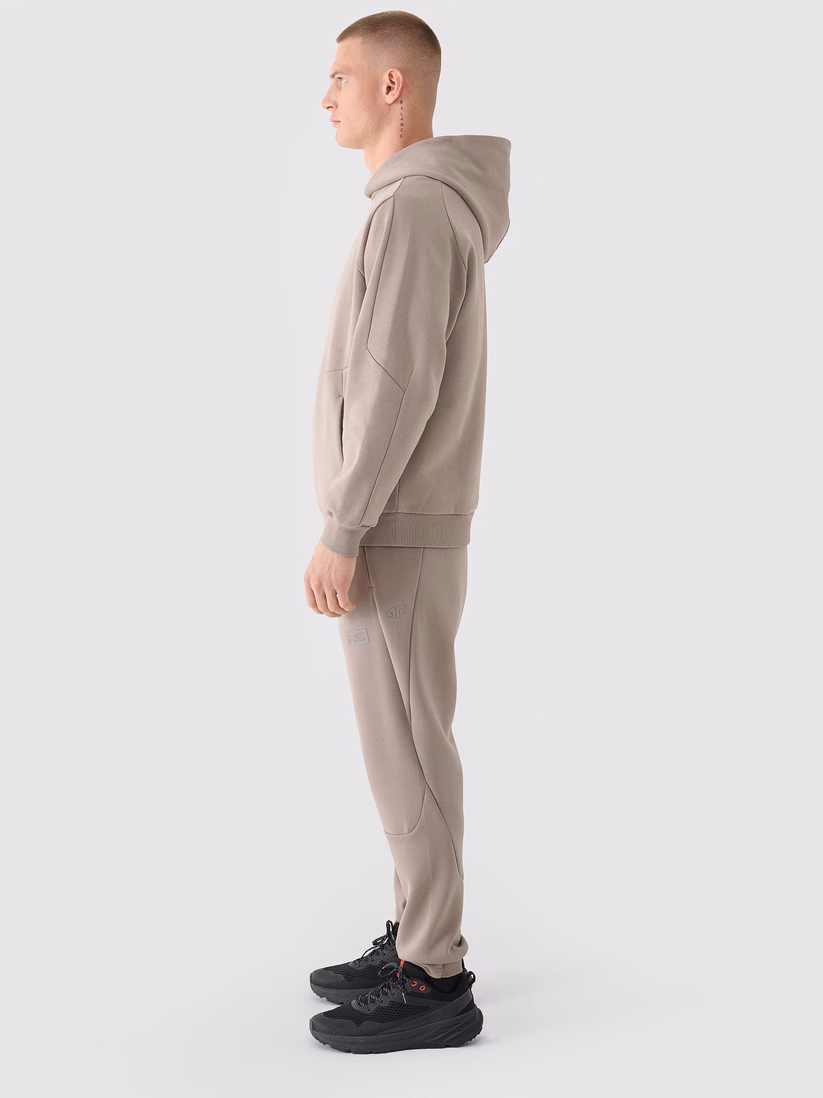 Spodnie dresowe joggery męskie 4F x Robert Lewandowski - beżowe