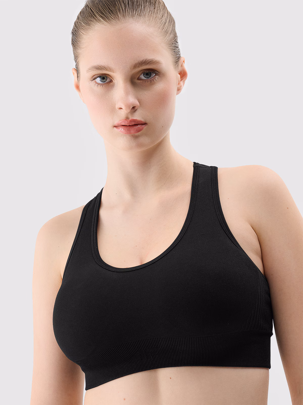 Biustonosz treningowy bezszwowy z niskim wsparciem damski - czarny