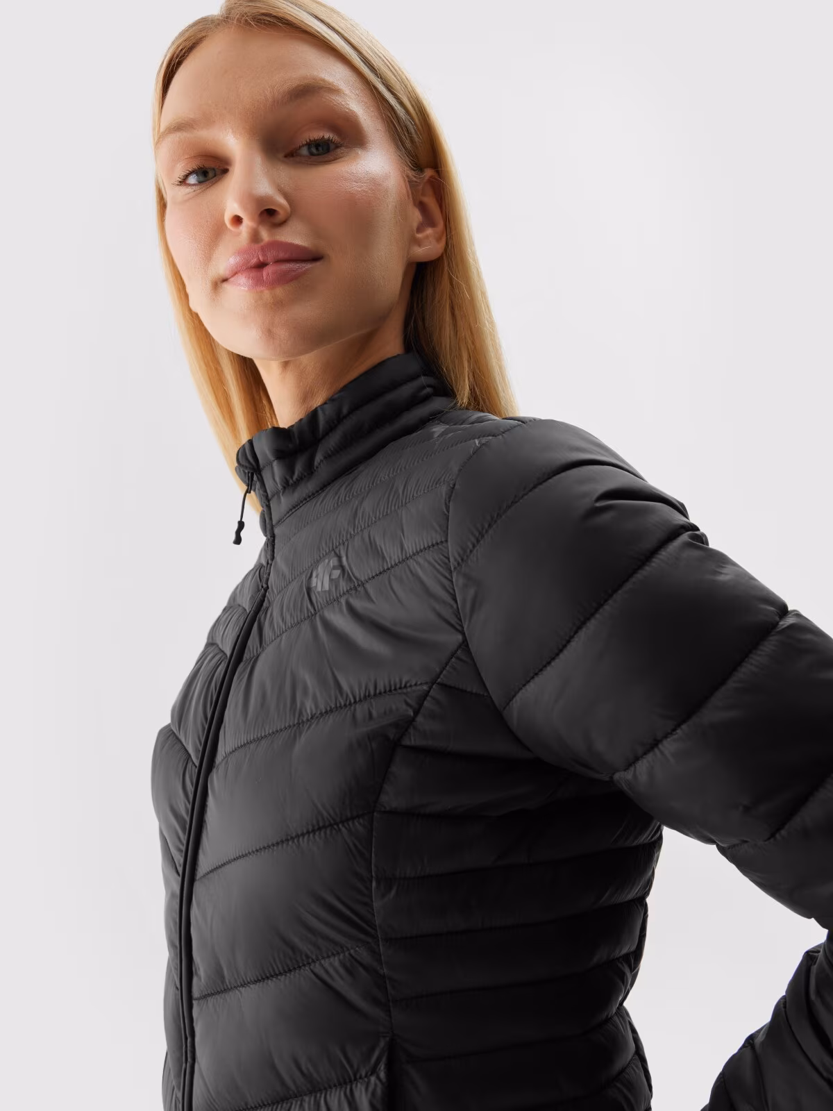 Kurtka puchowa z wypełnieniem z recyklingu damska - czarna