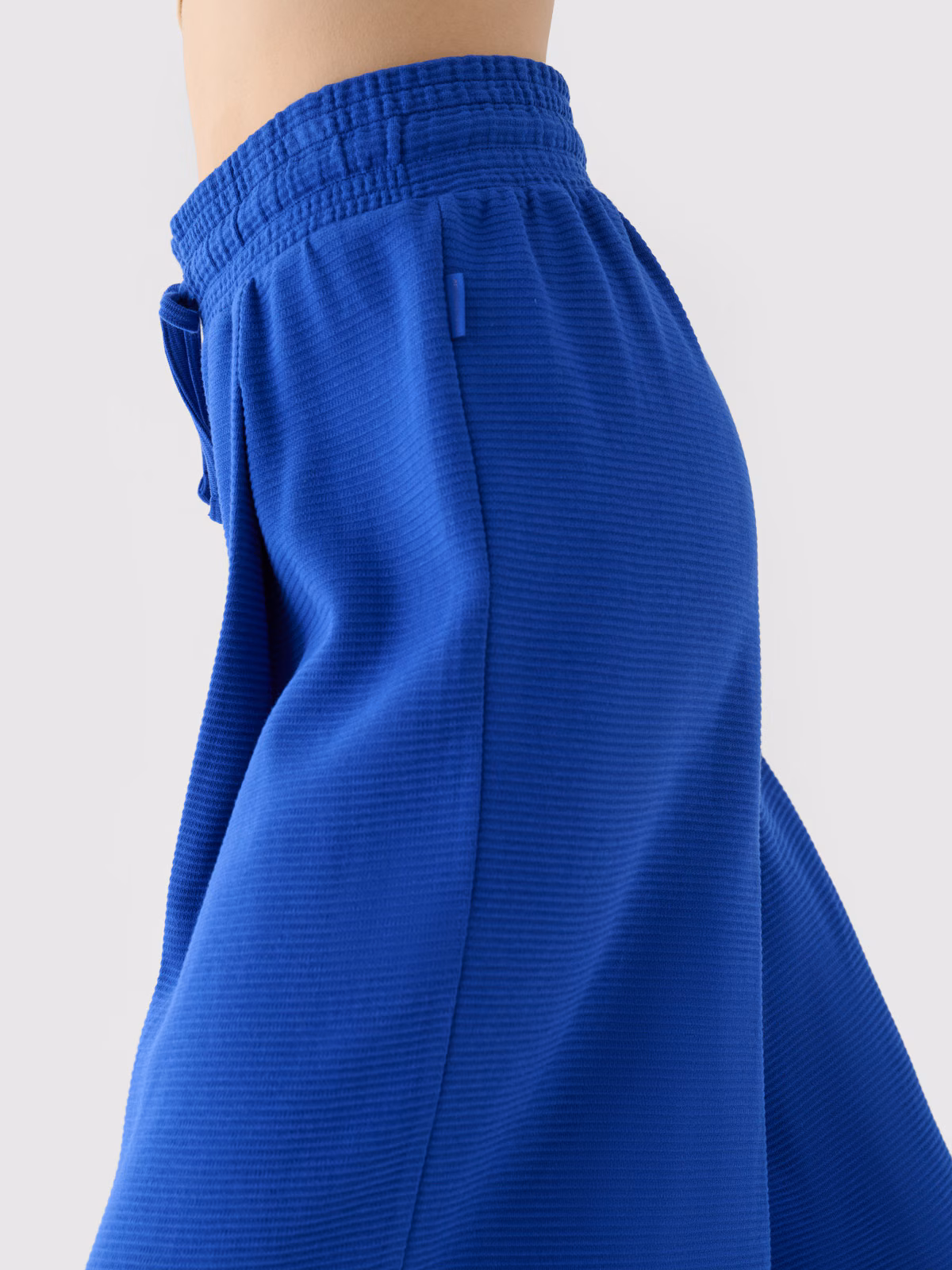 Spodnie dresowe z szerokimi nogawkami damskie - białe