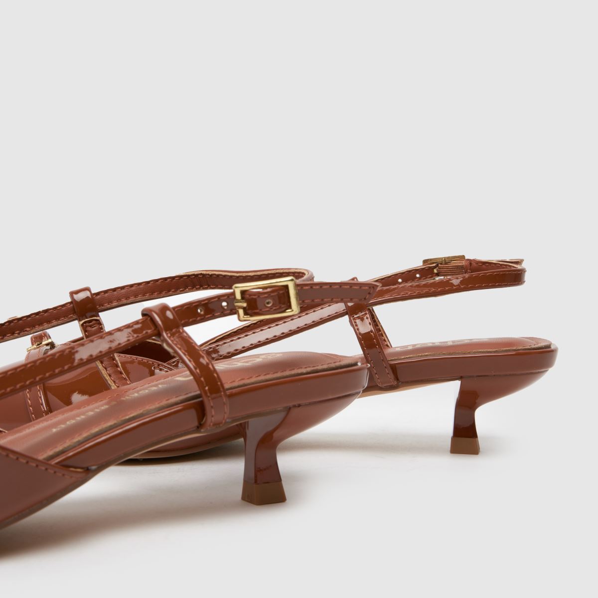 schuh  Sybill Buckle Kitten in Tan schuh  Sybill Buckle Kitten in Tan