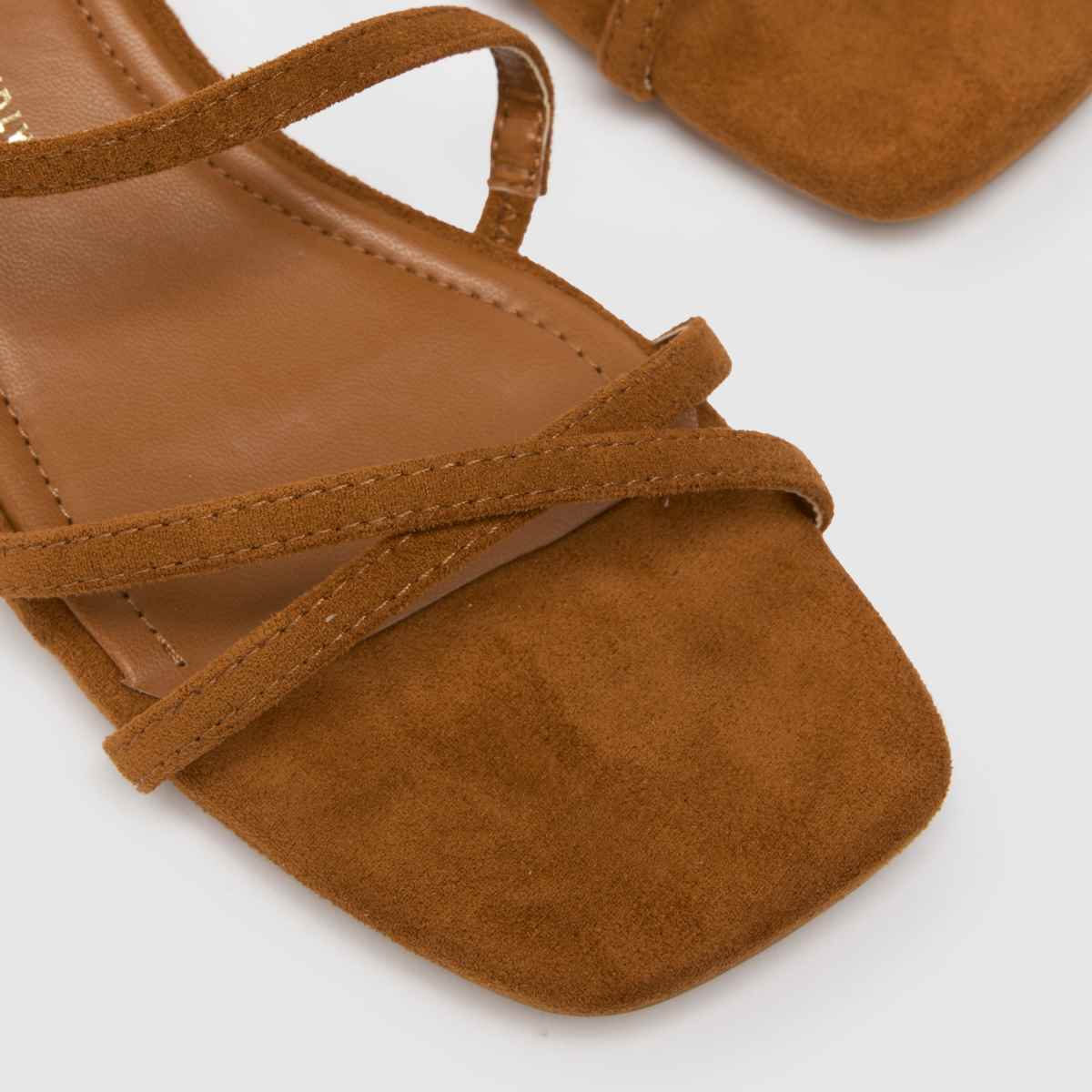 schuh  Sander Strappy Block in Tan schuh  Sander Strappy Block in Tan