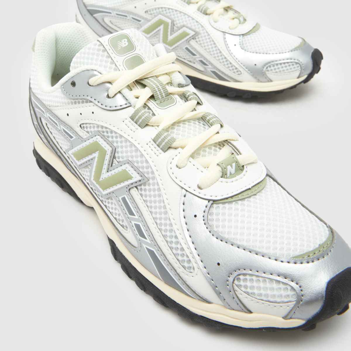 New Balance  204L in White & Green New Balance  204L in White & Green