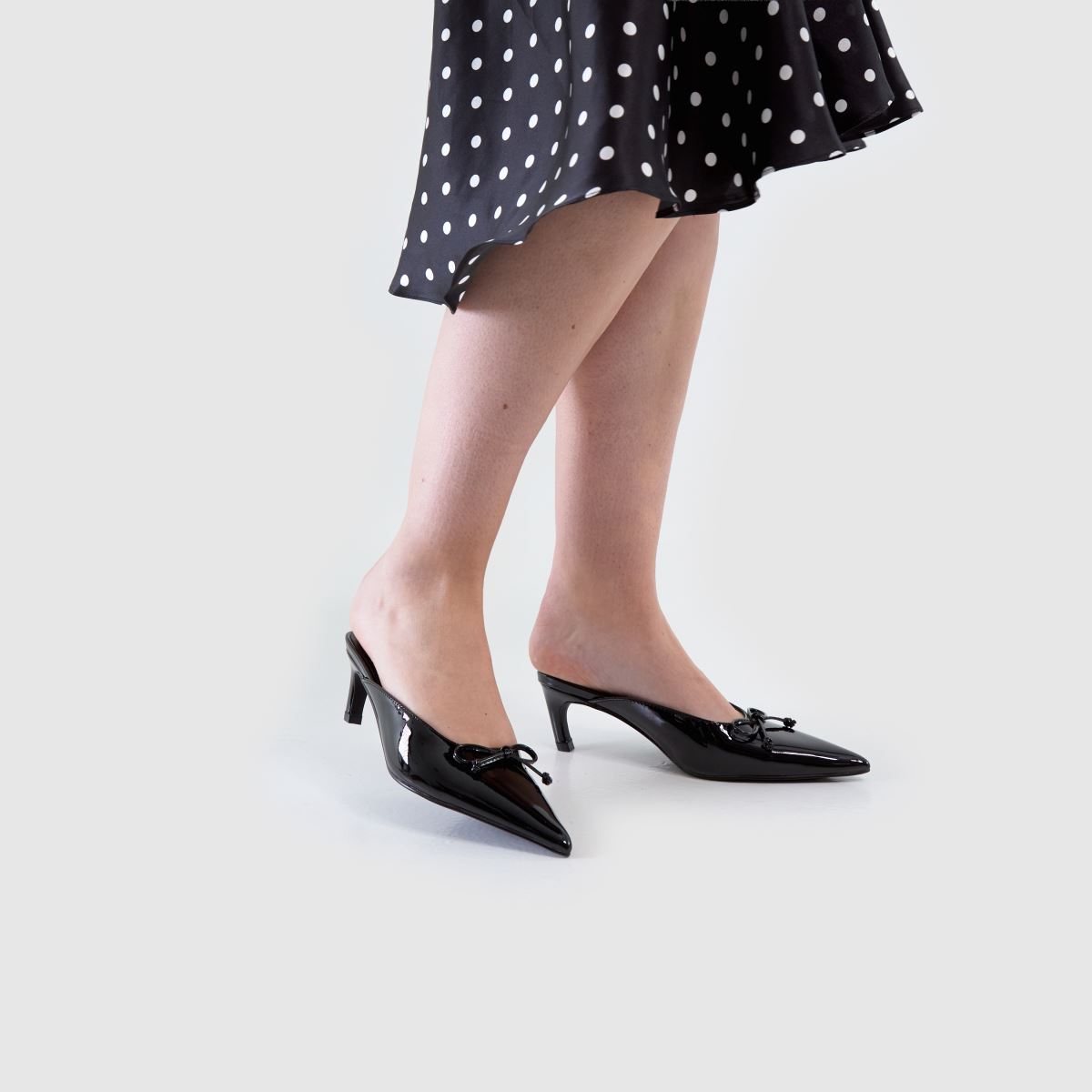 schuh  Salma Point Mule Court in Black schuh  Salma Point Mule Court in Black