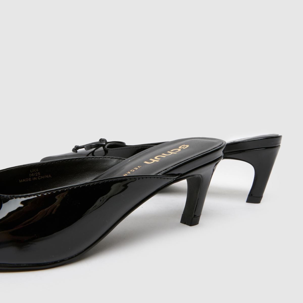 schuh  Salma Point Mule Court in Black schuh  Salma Point Mule Court in Black