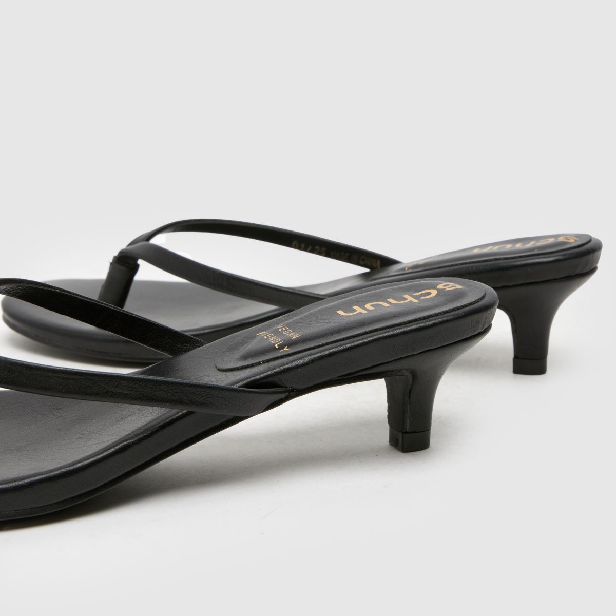 schuh  Sunnie Toe Post Kitten in Black schuh  Sunnie Toe Post Kitten in Black