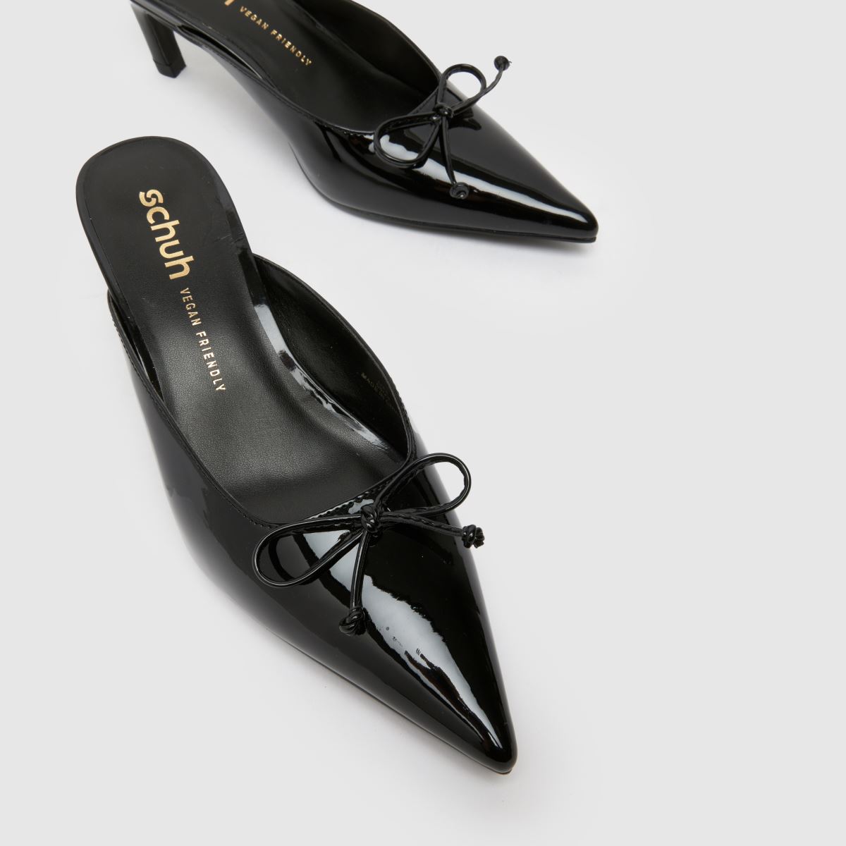 schuh  Salma Point Mule Court in Black schuh  Salma Point Mule Court in Black