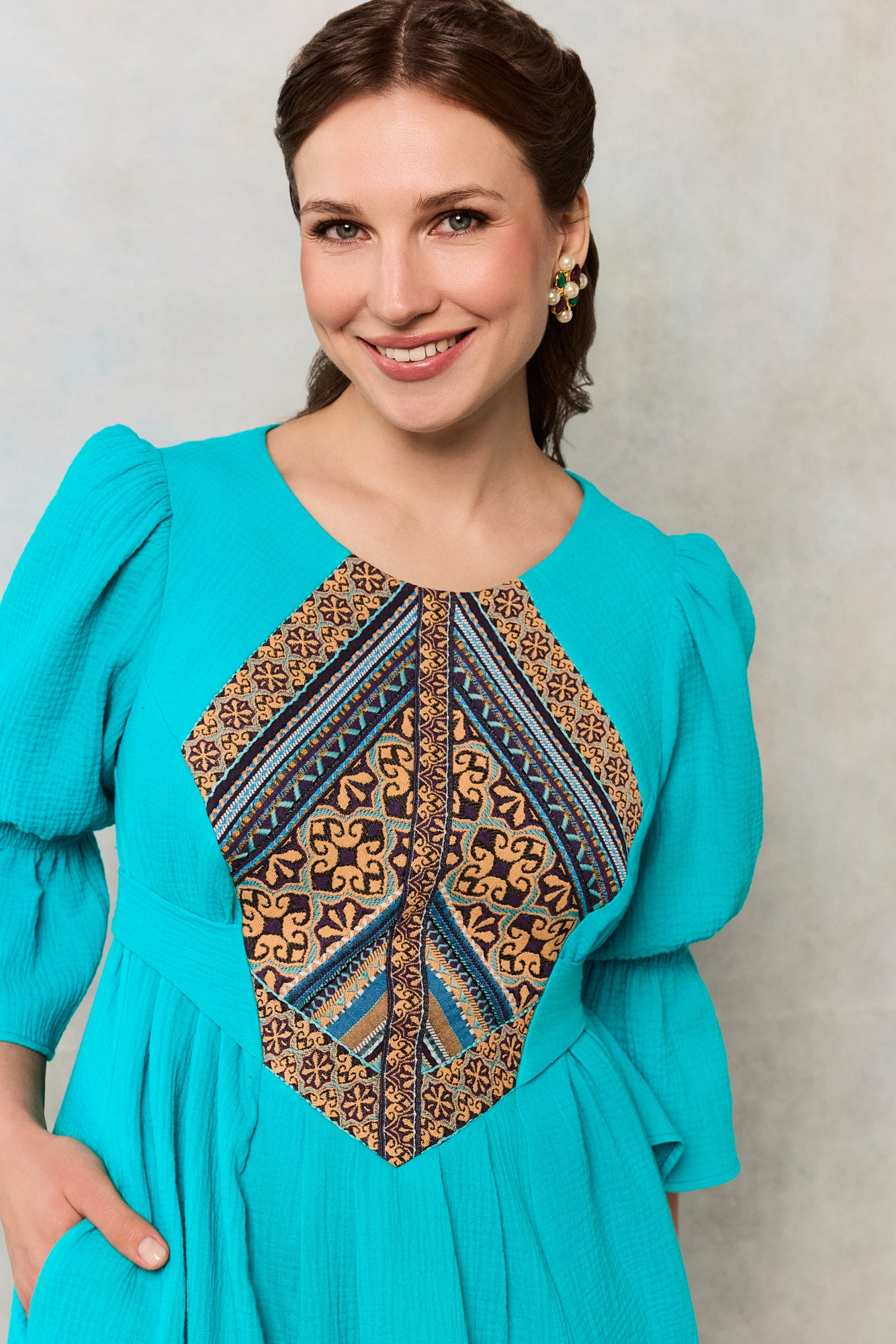 Rochia etno din muselină turcoaz și corset românesc din jacquard țesut