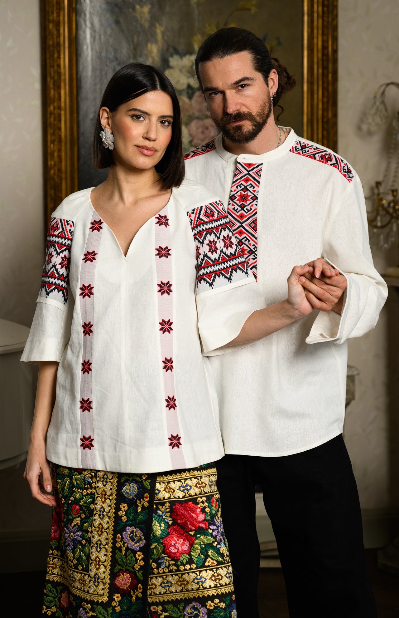 Cămașa stilizată cu cravată și epoleți din jacquard țesut cu motive tradiționale Gruia