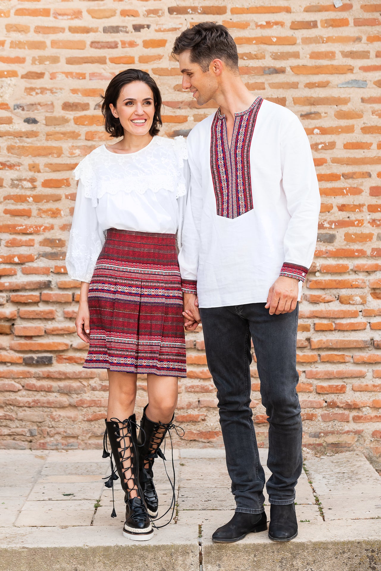 Fusta Cosanzenei cu Talie Medie si Motive Traditionale Romanesti