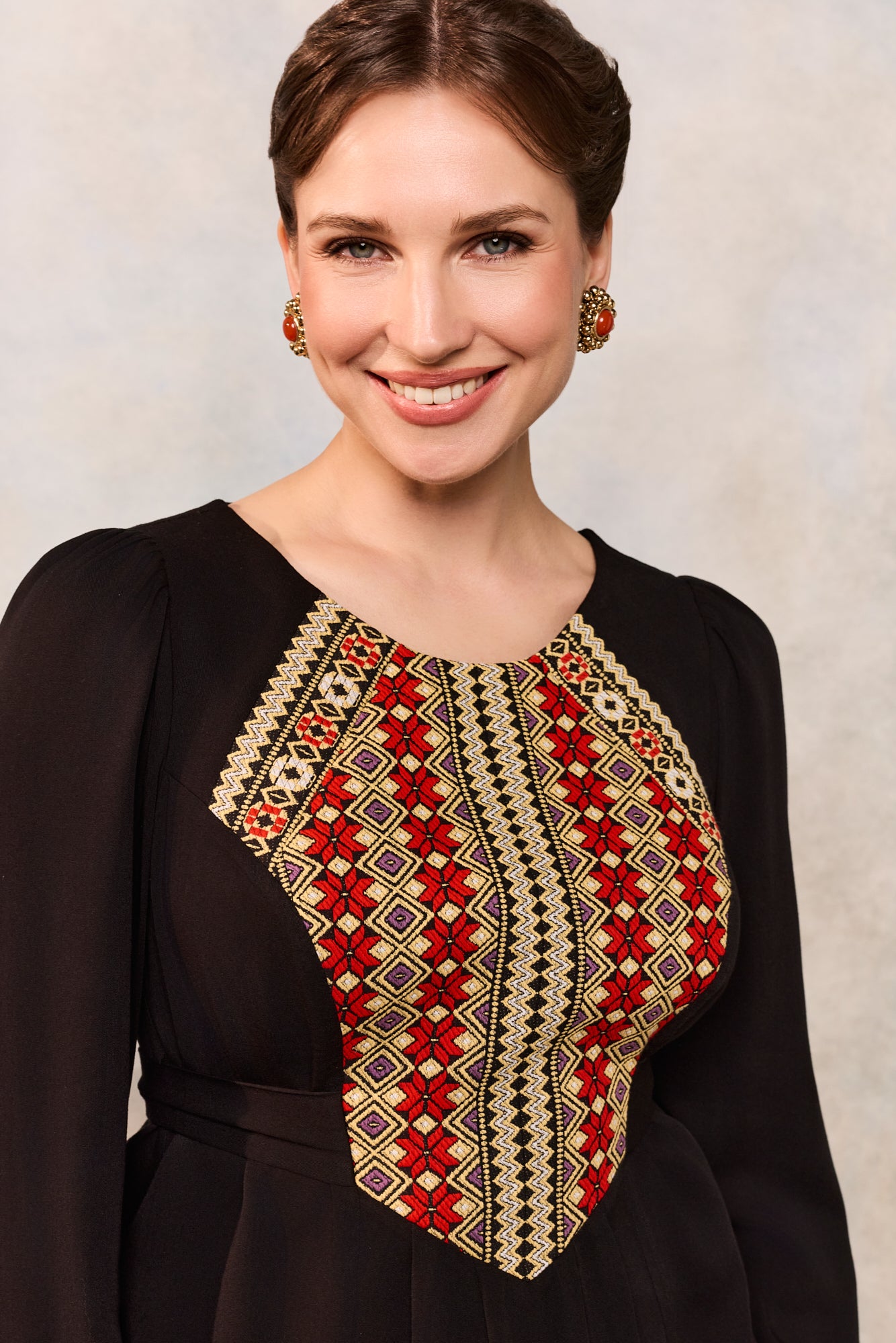 Bluza etno din viscoză neagră și corset românesc din jacquard țesut cu motive tradiționale