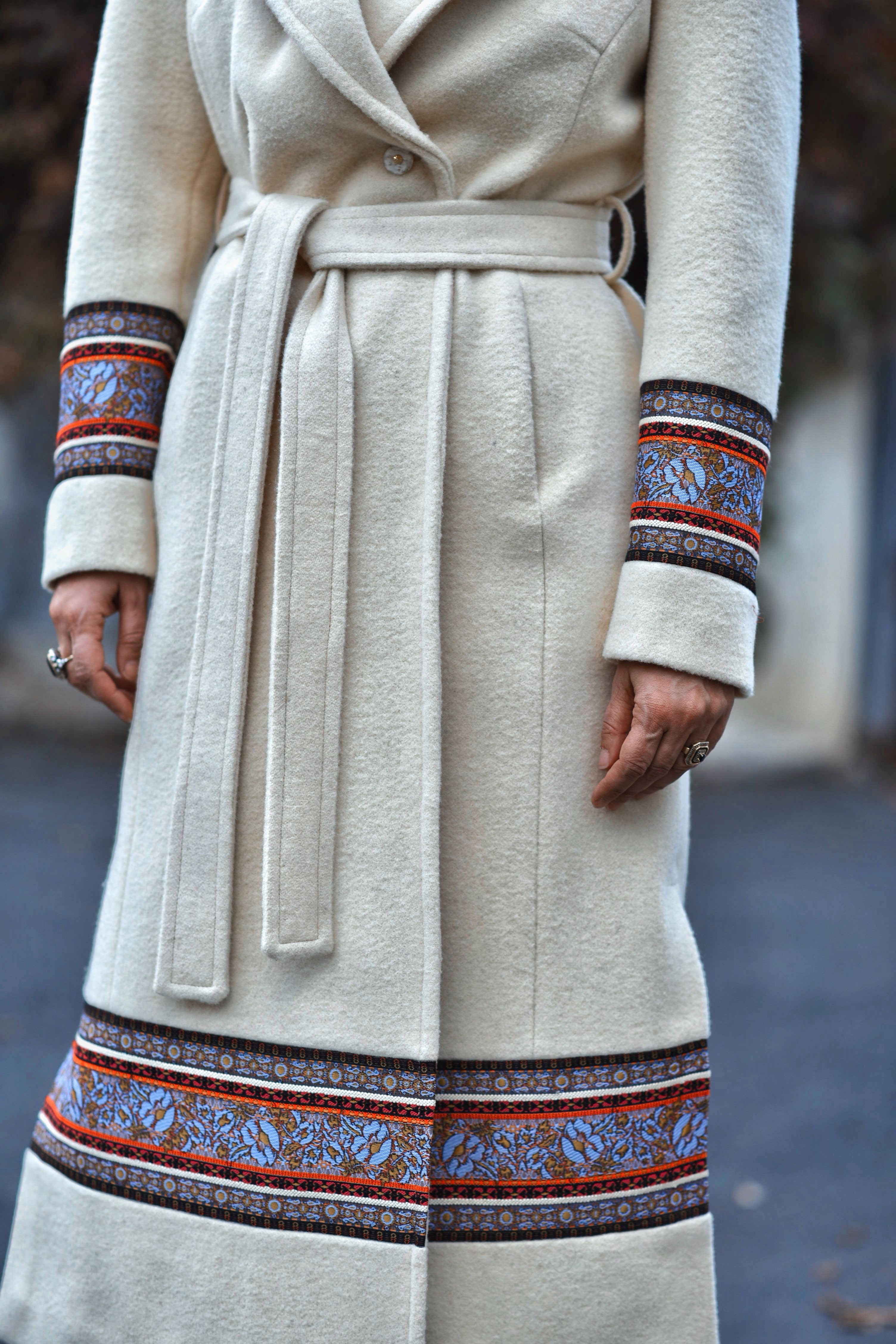 Palton lung din lână și cashmir cu broderie florală și șlițuri laterale