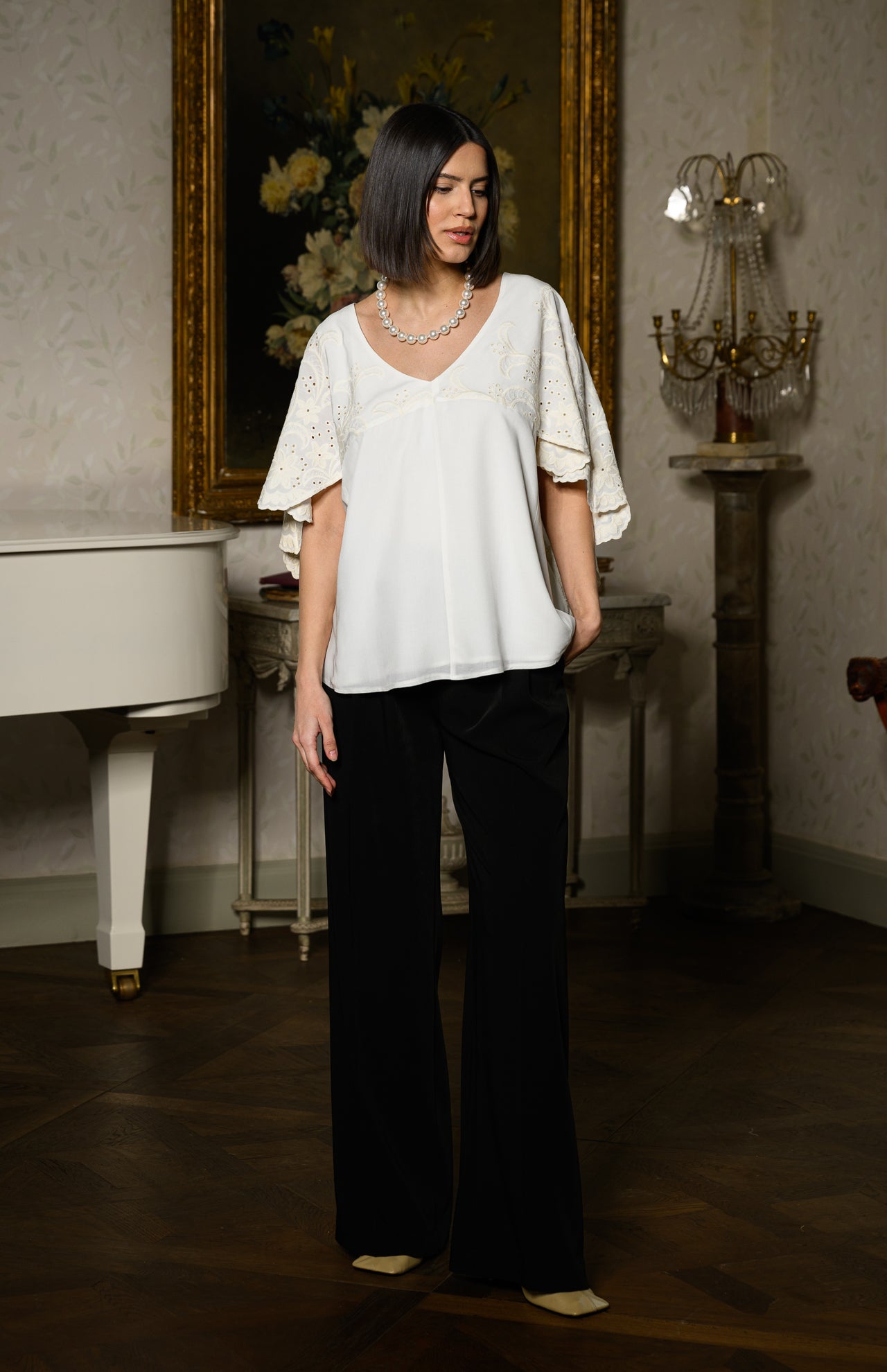 Bluză albă stil capă cu broderie florală