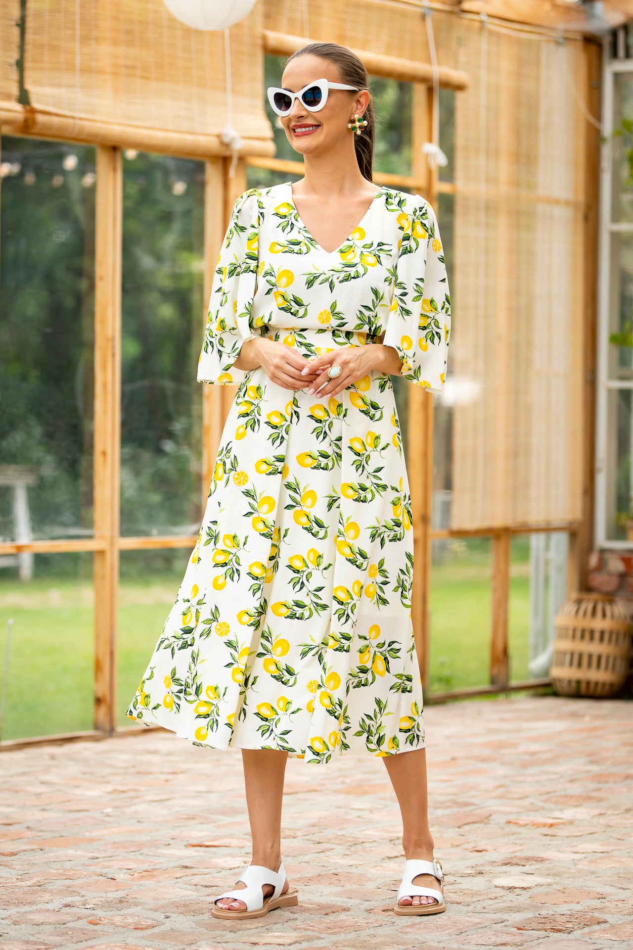 Rochia midi din viscoză albă cu lămâi