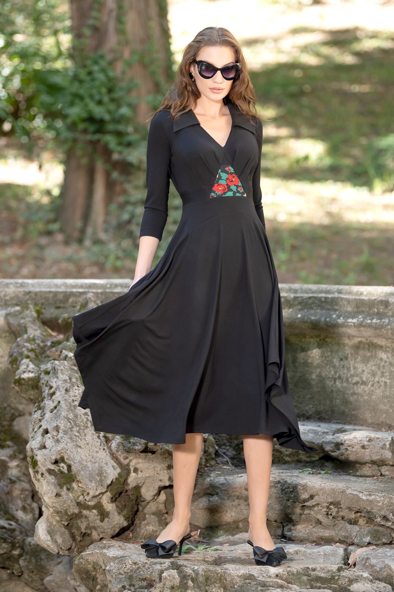 Rochia neagră din jerseu cu guler și jacquard floral