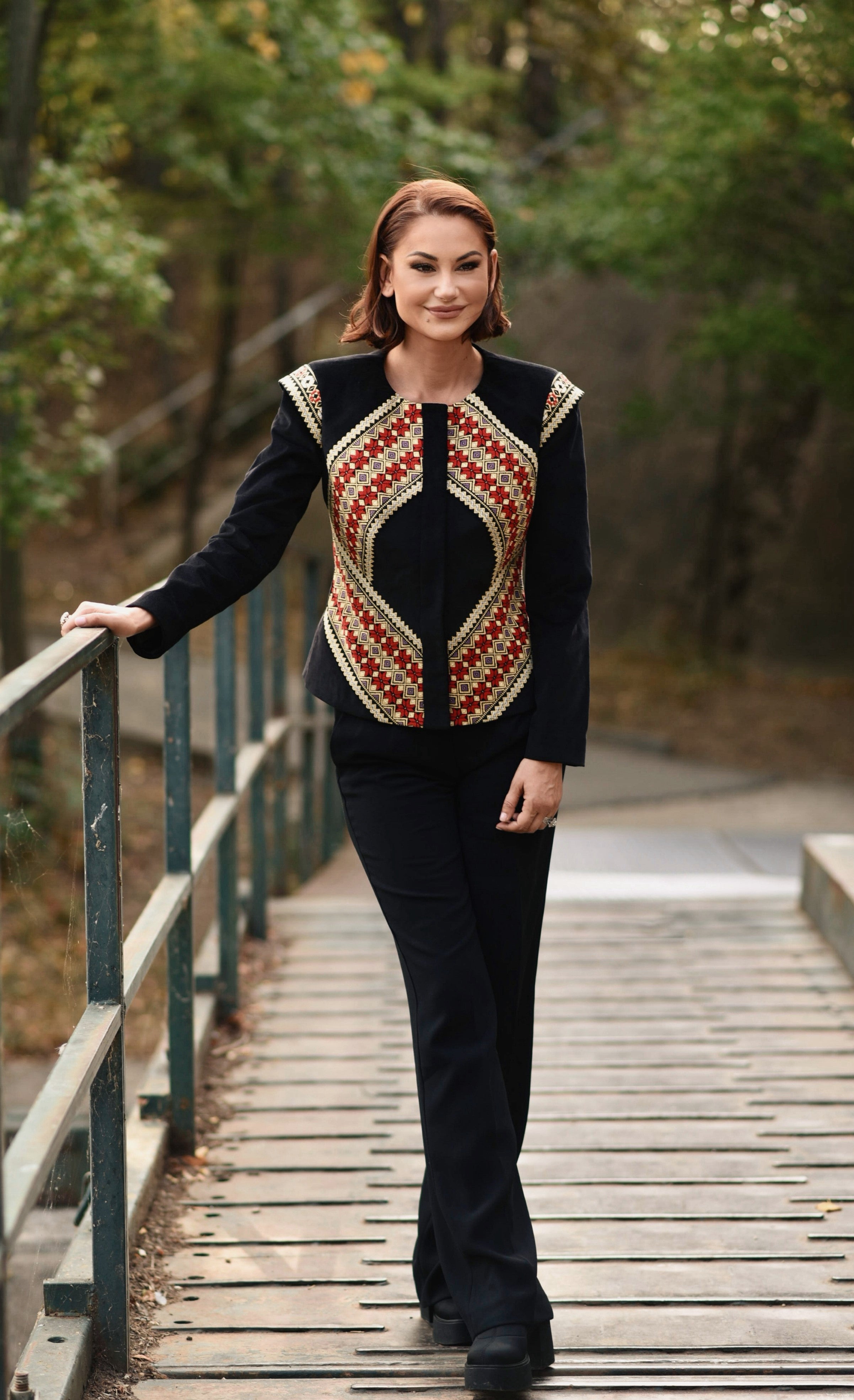 Sacou Din Catifea Cu Broderie Romaneasca Arhaica