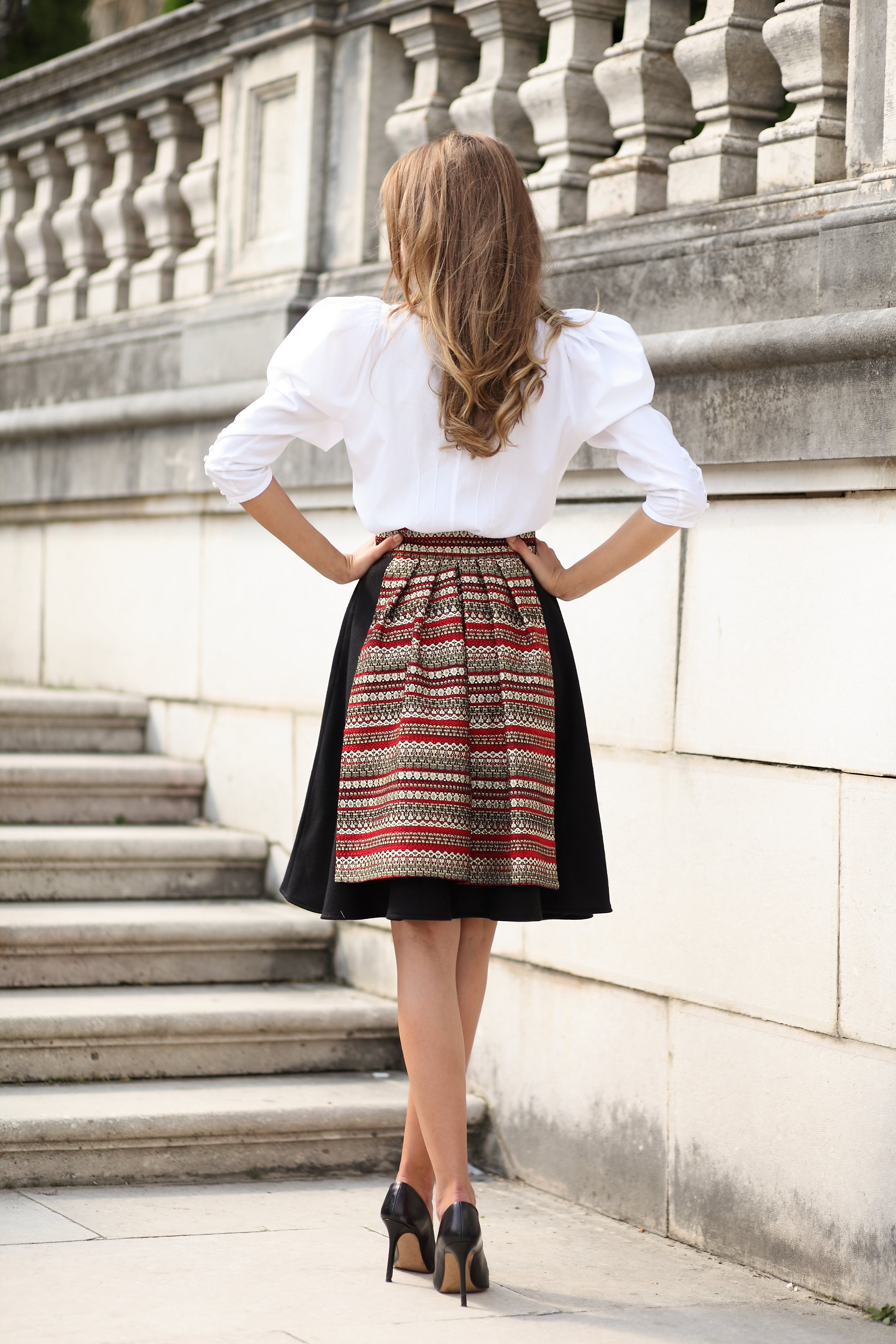 Fusta Semiclos Cu Oprege Stilizata din Portul Traditional Romanesc