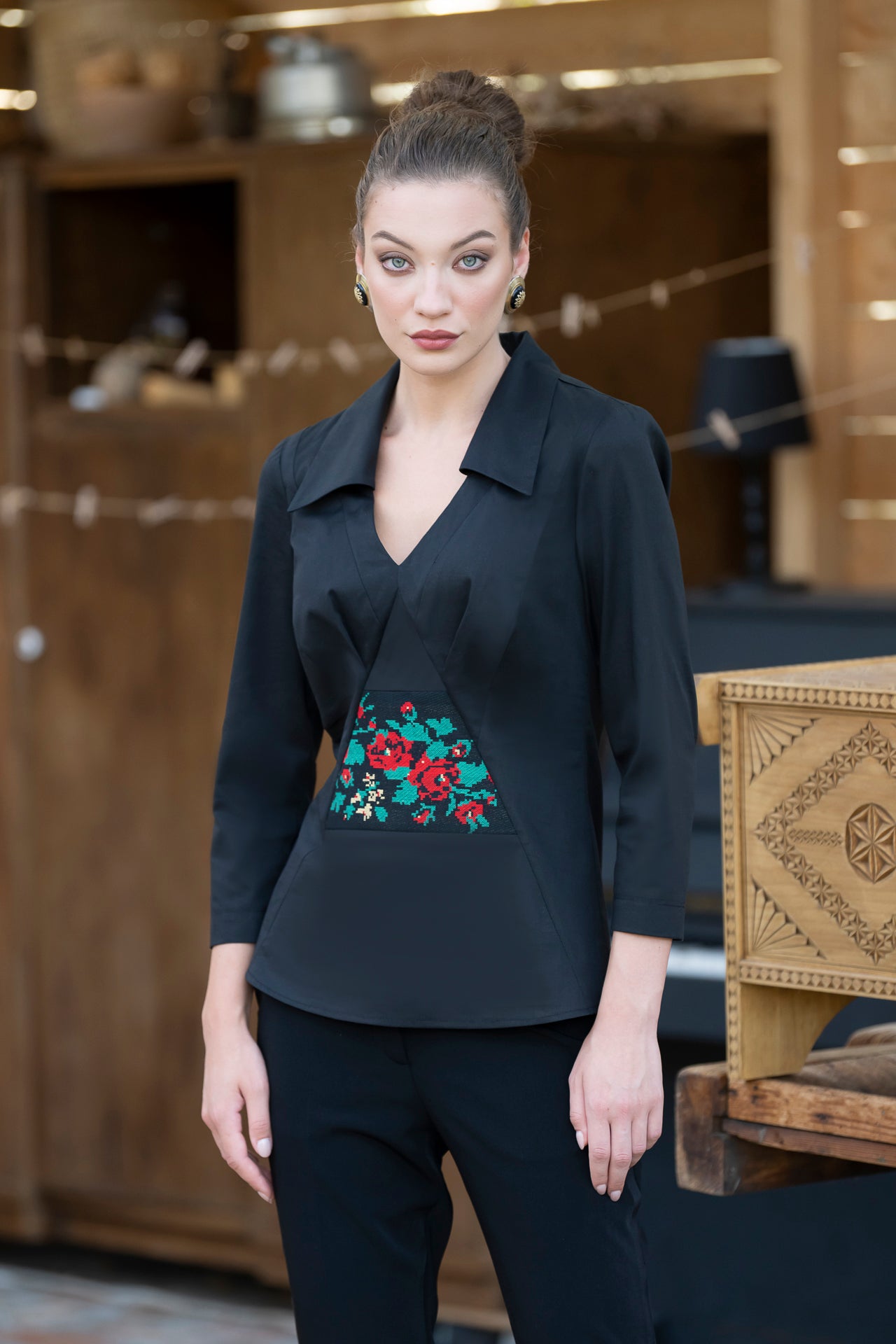 Cămașa neagră din poplin cu jacquard etnic țesut cu motive florale