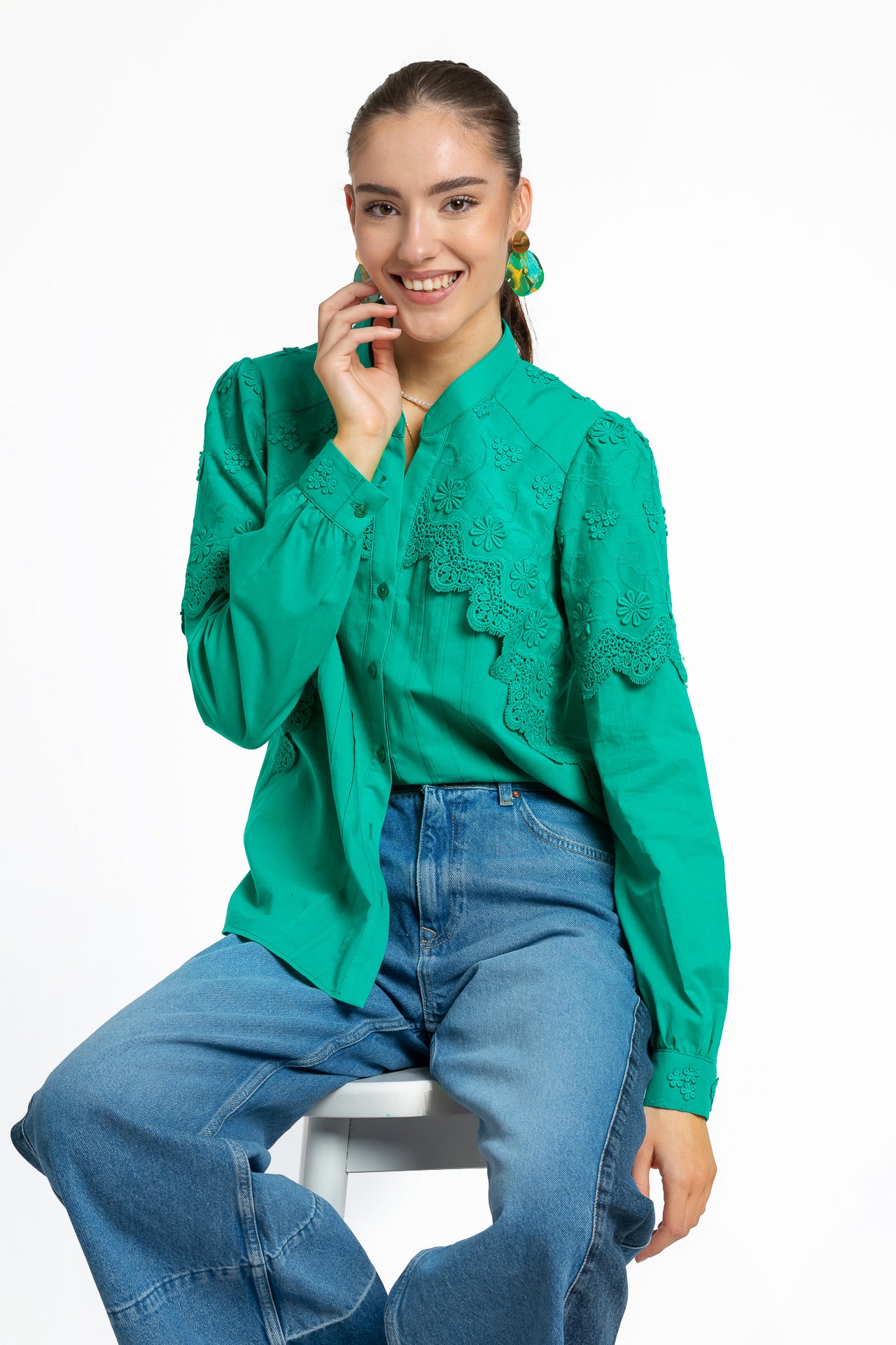 Camașa verde din batist de bumbac și broderie tridimensională