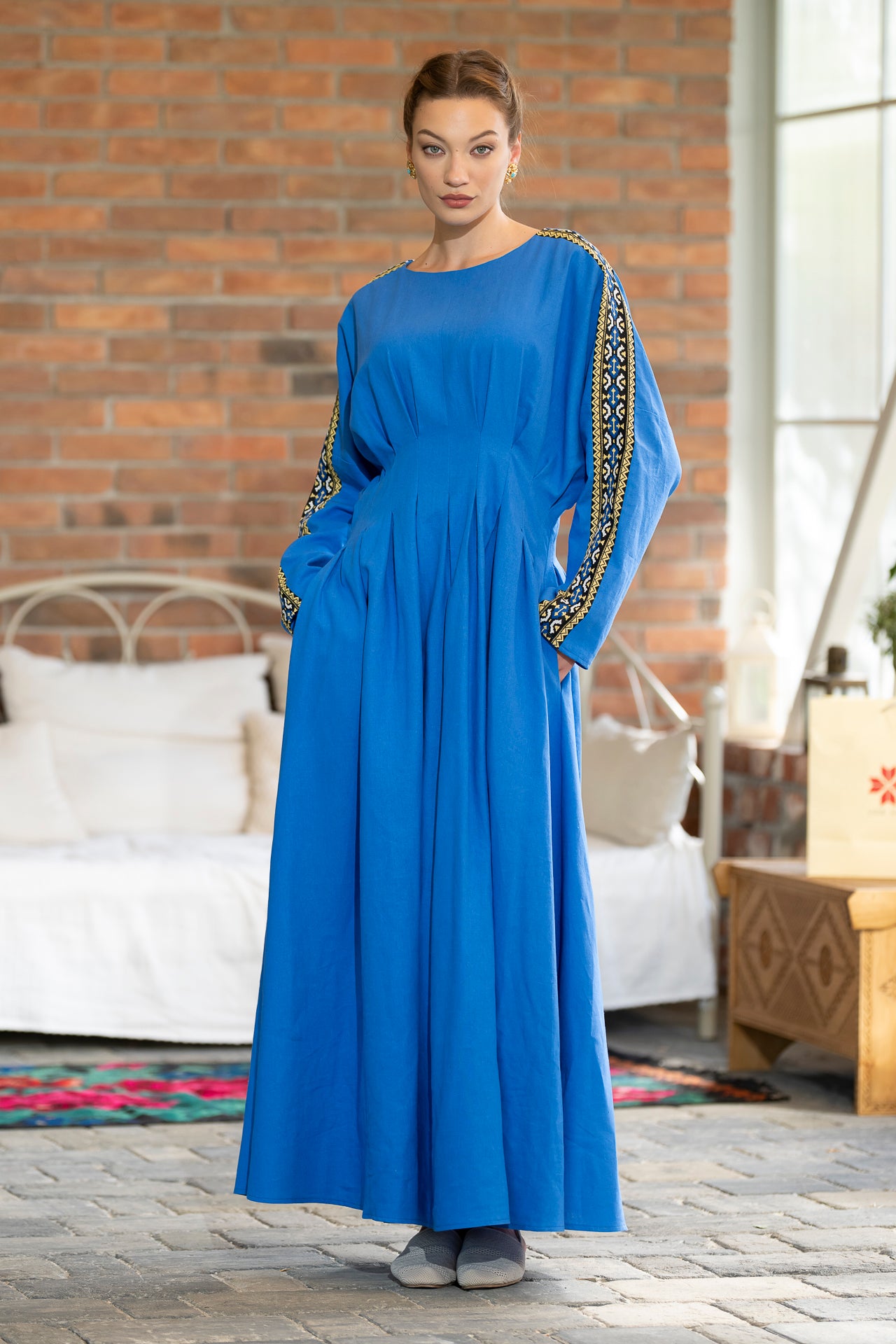 Rochia modernă din in albastru regal cu pense cusute manual și jacquard etnic