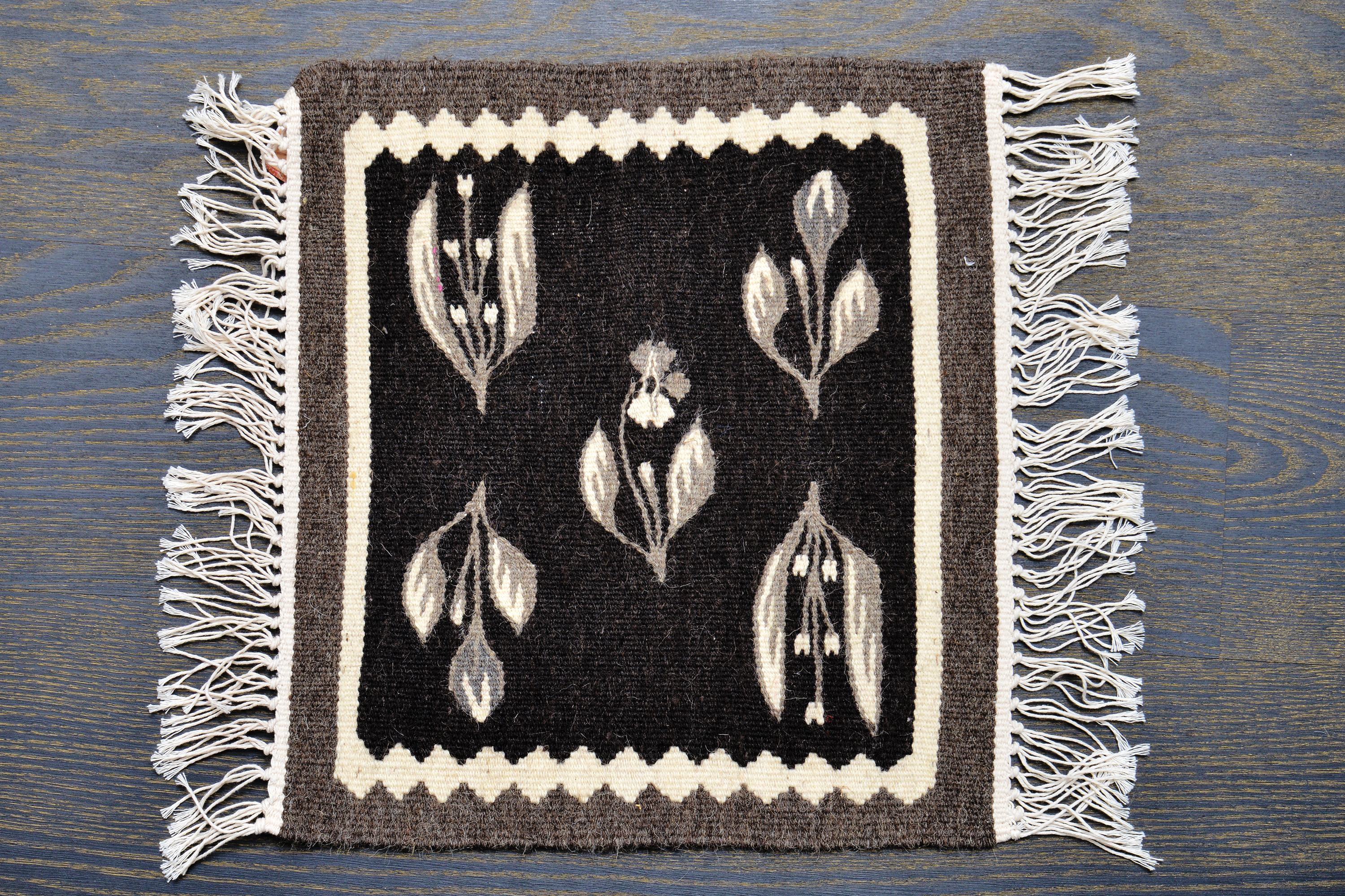 Carpeta Traditionala Romaneasca Tesuta Manual din Lana Motivul Tristete. Marime 42X39