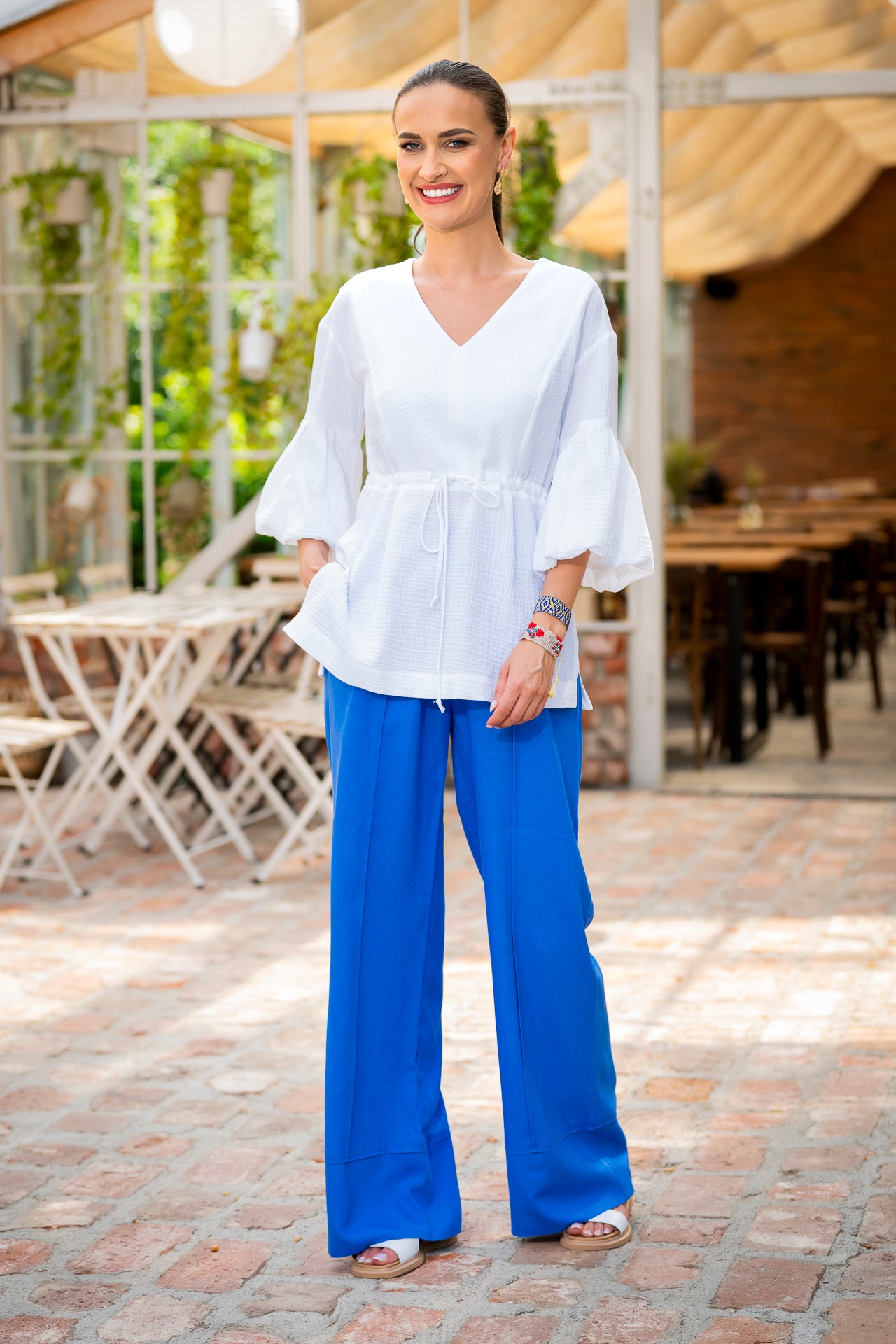 Pantaloni drepți din in albastru cu tiv dublu și dungă pe mijloc