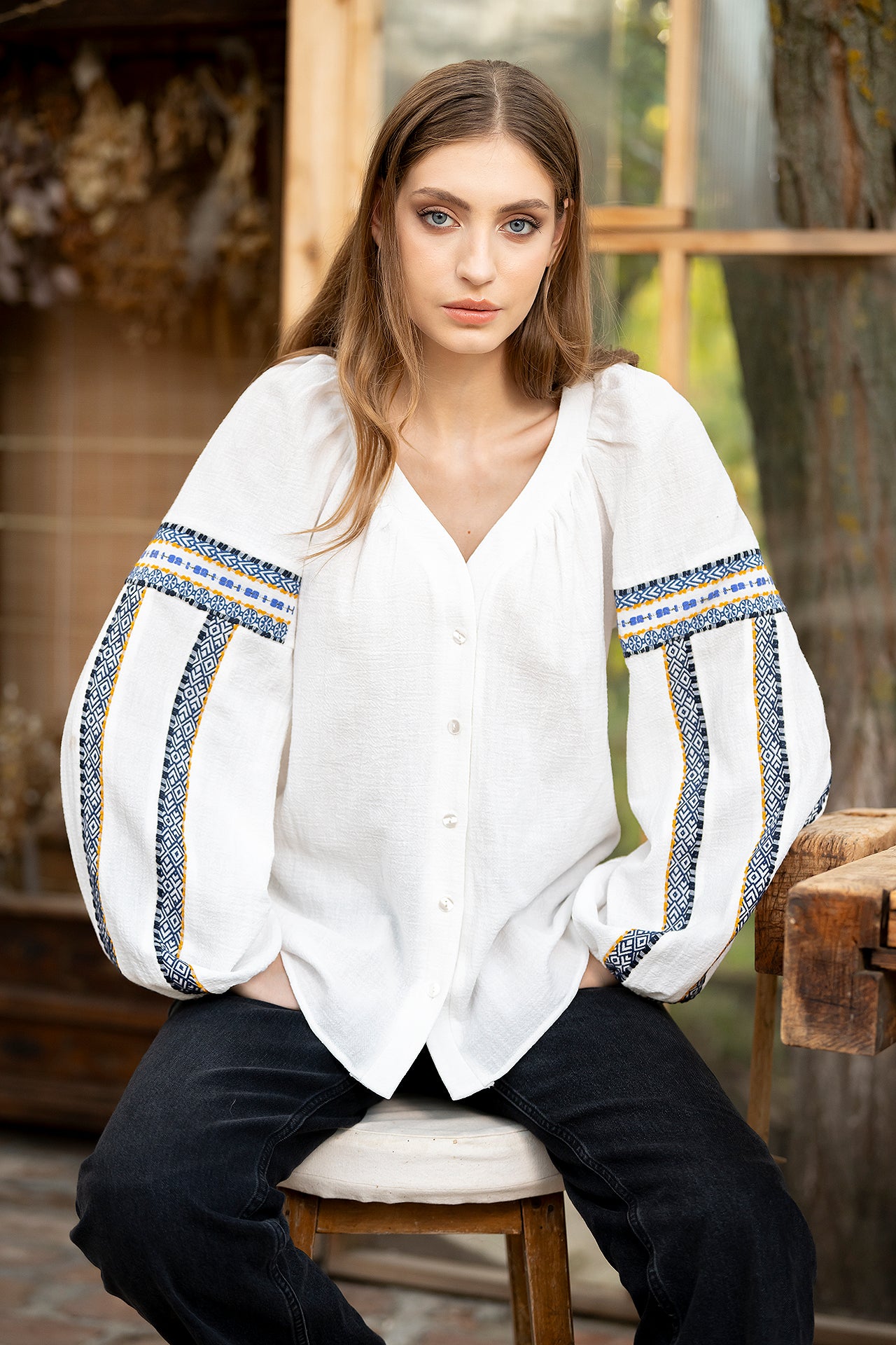 Cămașa din pânză de casă cu altița și râuri