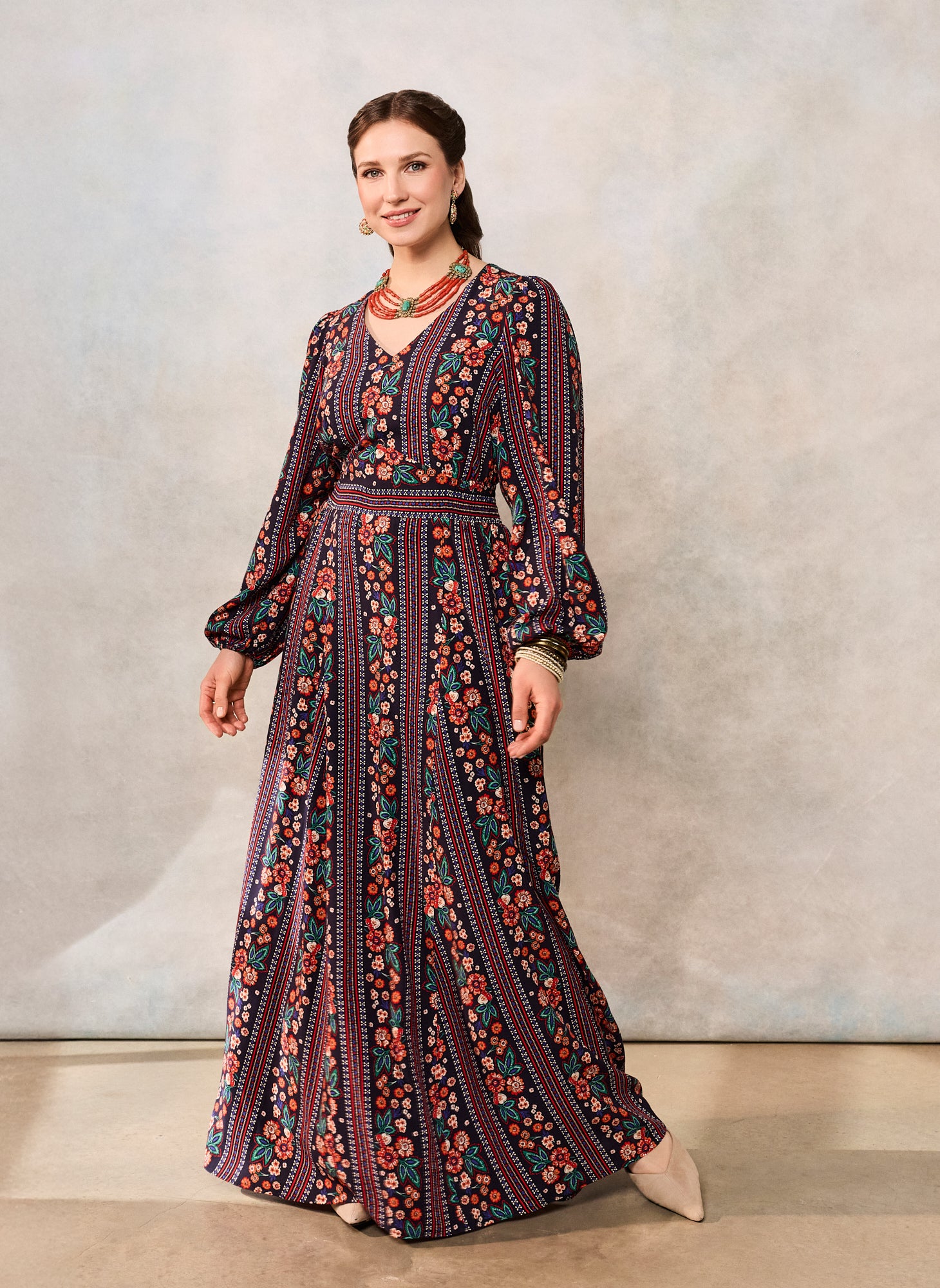 Rochia lungă din viscoză imprimată cu motive florale și geometrice