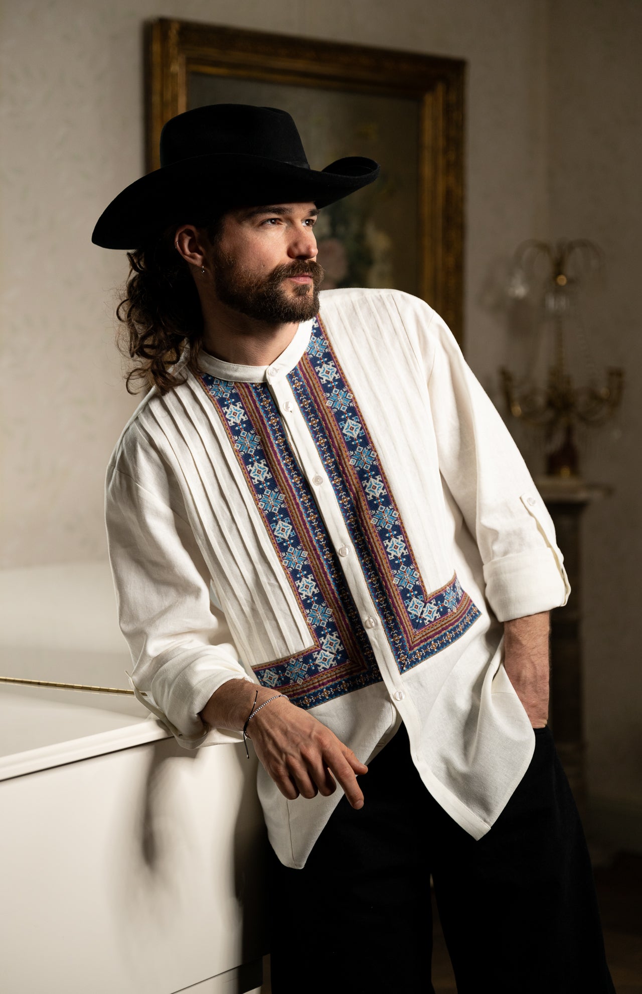 Cămașă stilizată cu vestă din jacquard țesut cu motive tradiționale