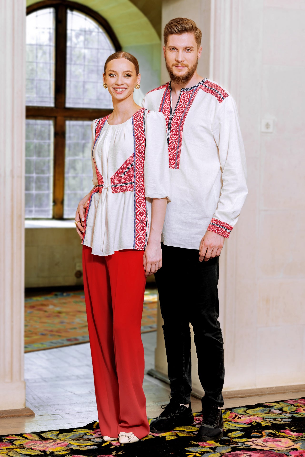 Bluza alba cu pieptar tesut rosu