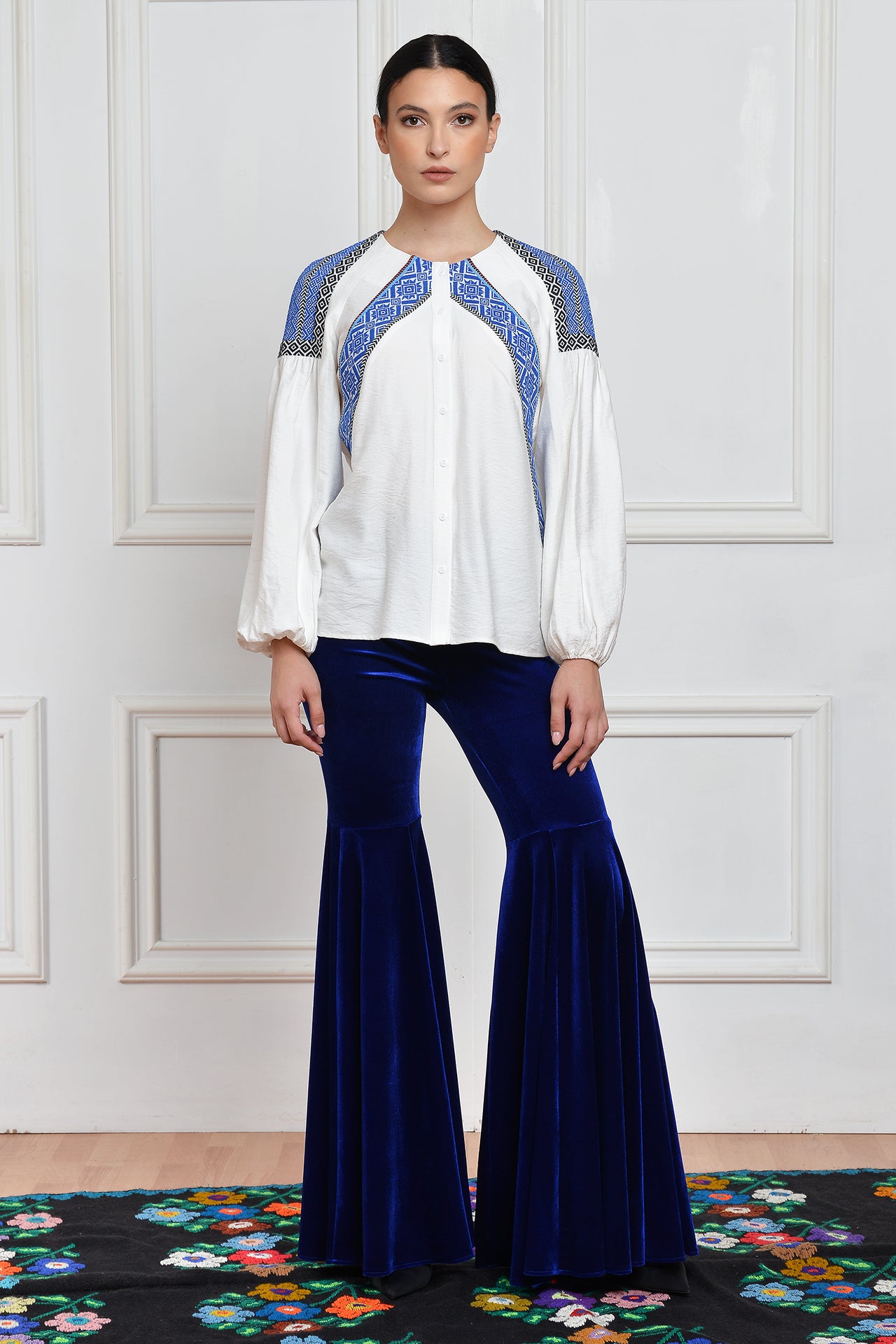 Pantaloni albastru royal din catifea evazati