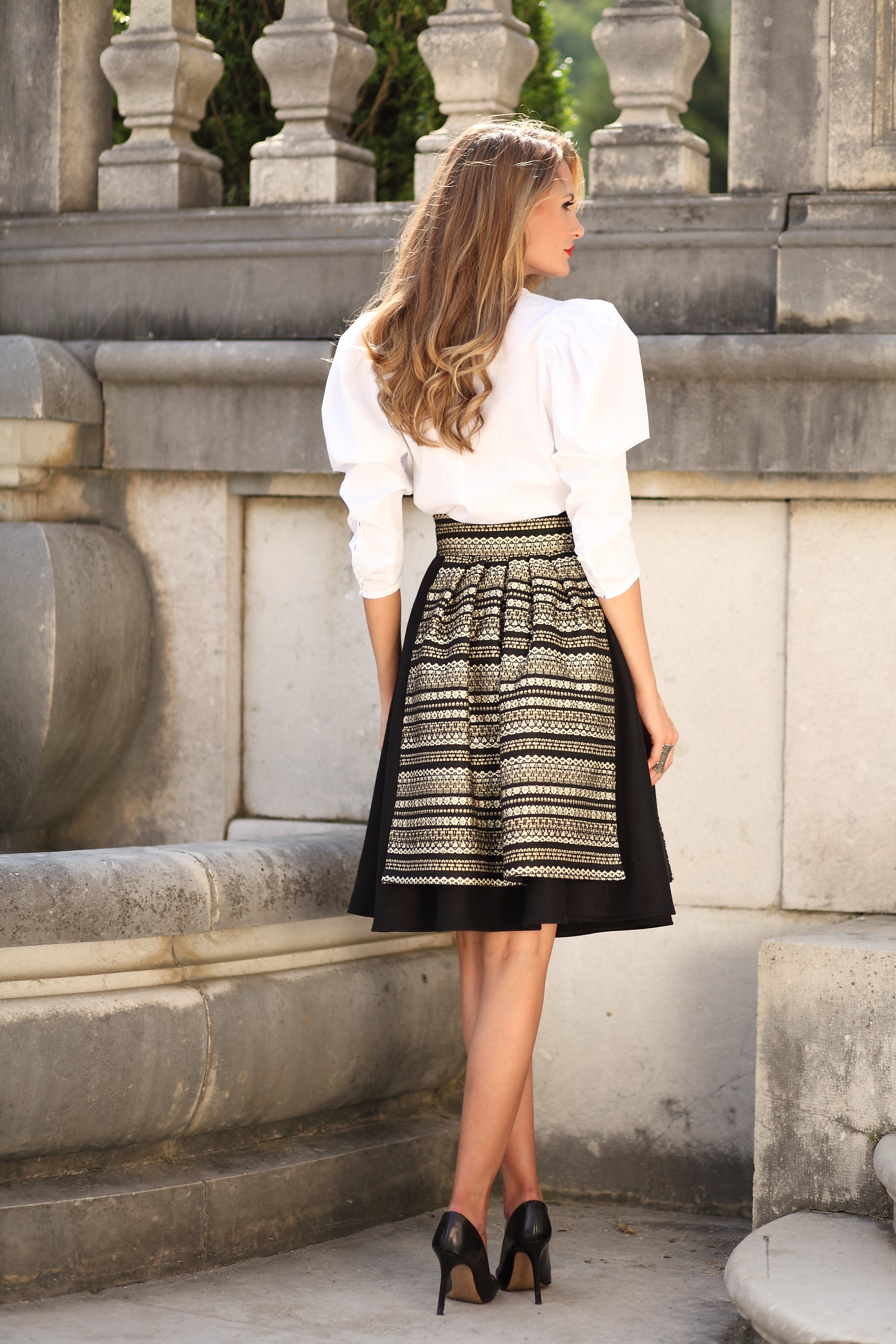 Fusta semiclos cu oprege - Eleganta