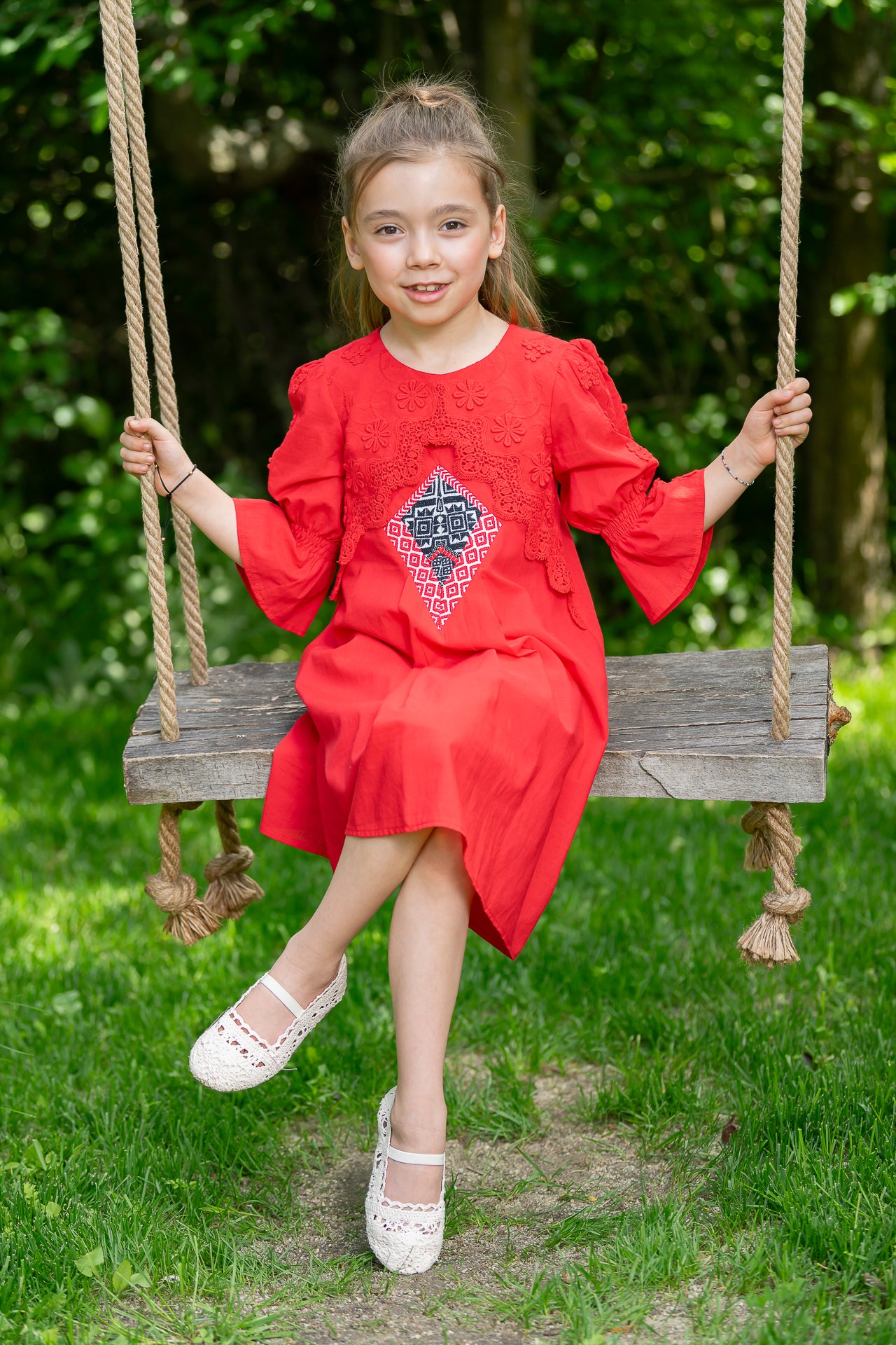 Rochiță roșie pentru fetițe din batist de bumbac. jacquard etnic și broderie tridimensională 8-11 ani