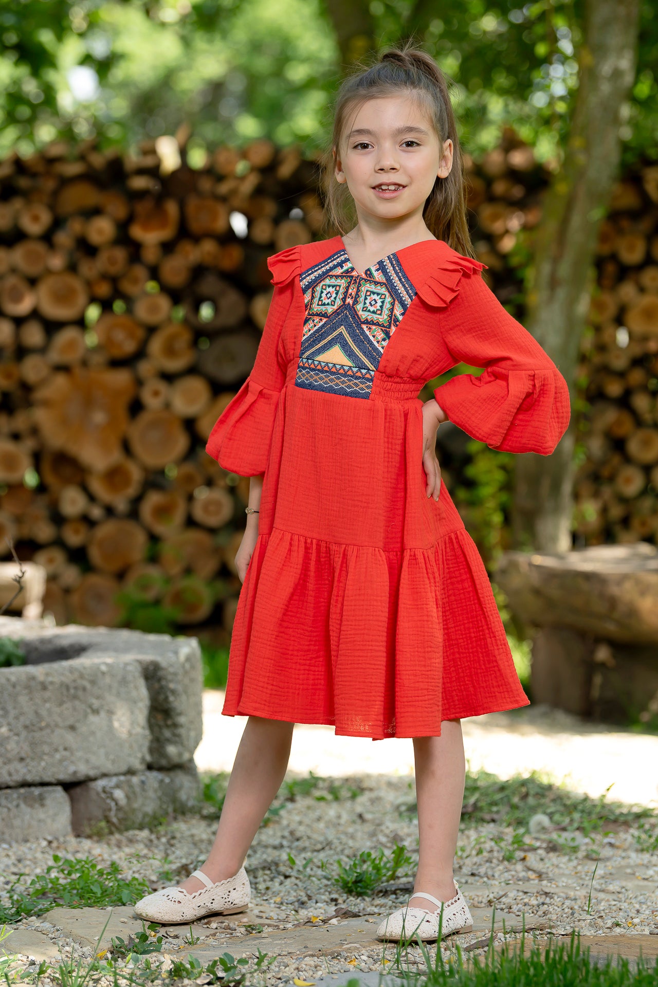 Rochiță pentru fetițe Minodora din pânză topită roșie cu jacquard etnic țesut 8-11 ani