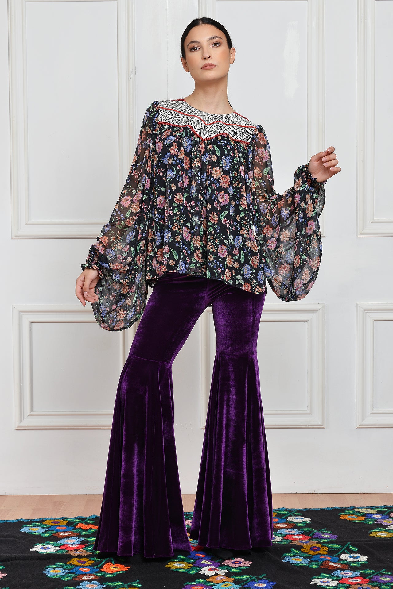 Pantaloni mov din catifea evazati